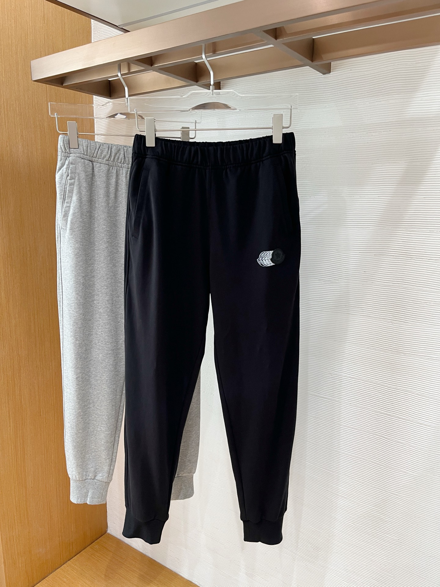 NO:550235,Moncl*rMon*kou 2025 Autumn and Winter Latest Trade Order Casual Pants!  Full quality!  !  Pants legs logo pattern badge design!  Customized exclusive cotton fabric cut!  The upper body is comfortable and breathable, not stiff, and the overall three-dimensional feeling is rich and the quality is exported to meet the simple needs of commuters for dress. The upper body is very effective, it looks slim and does not picky about the figure. The fabric workmanship is impeccable. Only good craftsmanship can make you look good and tasteful. It is a must-have item for everyone!  Size M-3XL, alexander wang19860909Moncl*r蒙*口2025秋冬最新的贸易订单休闲裤！全品相！！裤腿logo图案徽章设计！定制专属纯棉面料剪裁！上身舒适透气,不僵硬,整体有着丰富的立体感,品质出口订单,满足通勤人们对于着装的简约需求,上身效果很好,显瘦,不挑剔身材.面料做工....无可挑剔,好工艺好面料才能穿出好品味一款,人手必备单品！尺码M-3XL,,alexander wang,Men's clothing