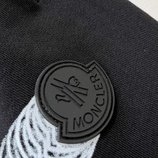 Moncl*r蒙*口2025秋冬最新的贸易订单休闲裤!全品相!!裤腿logo图案徽章设计!定制专属纯棉面 Moncl*r蒙*口2025秋冬最新的贸易订单休闲裤!全品相!!裤腿logo图案徽章设计!定制专属纯棉面