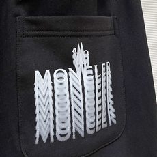 Moncl*r蒙*口2025秋冬最新的贸易订单休闲裤!全品相!!裤腿logo图案徽章设计!定制专属纯棉面 Moncl*r蒙*口2025秋冬最新的贸易订单休闲裤!全品相!!裤腿logo图案徽章设计!定制专属纯棉面