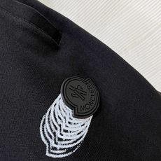 Moncl*r蒙*口2025秋冬最新的贸易订单休闲裤!全品相!!裤腿logo图案徽章设计!定制专属纯棉面 Moncl*r蒙*口2025秋冬最新的贸易订单休闲裤!全品相!!裤腿logo图案徽章设计!定制专属纯棉面