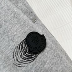 Moncl*r蒙*口2025秋冬最新的贸易订单休闲裤!全品相!!裤腿logo图案徽章设计!定制专属纯棉面 Moncl*r蒙*口2025秋冬最新的贸易订单休闲裤!全品相!!裤腿logo图案徽章设计!定制专属纯棉面