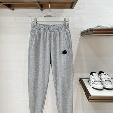 Moncl*r蒙*口2025秋冬最新的贸易订单休闲裤!全品相!!裤腿logo图案徽章设计!定制专属纯棉面 Moncl*r蒙*口2025秋冬最新的贸易订单休闲裤!全品相!!裤腿logo图案徽章设计!定制专属纯棉面
