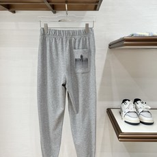 Moncl*r蒙*口2025秋冬最新的贸易订单休闲裤!全品相!!裤腿logo图案徽章设计!定制专属纯棉面 Moncl*r蒙*口2025秋冬最新的贸易订单休闲裤!全品相!!裤腿logo图案徽章设计!定制专属纯棉面