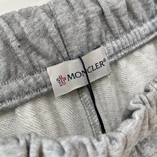 Moncl*r蒙*口2025秋冬最新的贸易订单休闲裤!全品相!!裤腿logo图案徽章设计!定制专属纯棉面 Moncl*r蒙*口2025秋冬最新的贸易订单休闲裤!全品相!!裤腿logo图案徽章设计!定制专属纯棉面