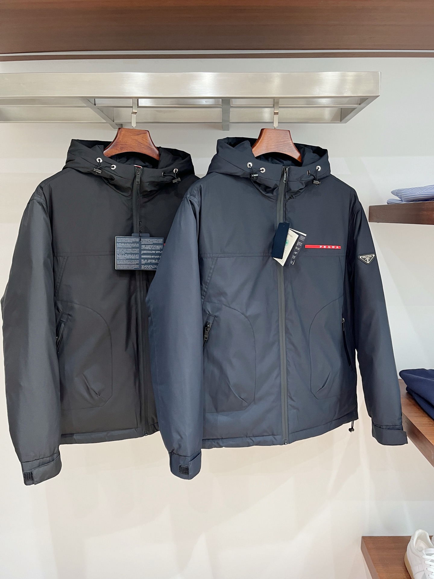 NO:606693,Prada's latest 2025 men's lightweight down jacket, the fabric is soft and comfortable.  The upper body shape is awesome.  zipper.  The accessories are all custom-supplied and imported fabrics, which are light and comfortable, warm and stylish, simple and elegant!  Lightweight and warm, the best choice to keep out the cold in autumn and winter. Size M-3XL, prada, down jacket, alexander wang19860909普拉达2025最新款男士轻薄羽绒服、面料柔软舒适 ．上身版型超赞 ．拉链．辅料都是客供 、进口面料,轻便舒适,保暖有型、简单大方款式！轻便保暖、秋冬御寒的最佳选择 码数M-3XL,,prada,down jacket,alexander wang,Men's clothing