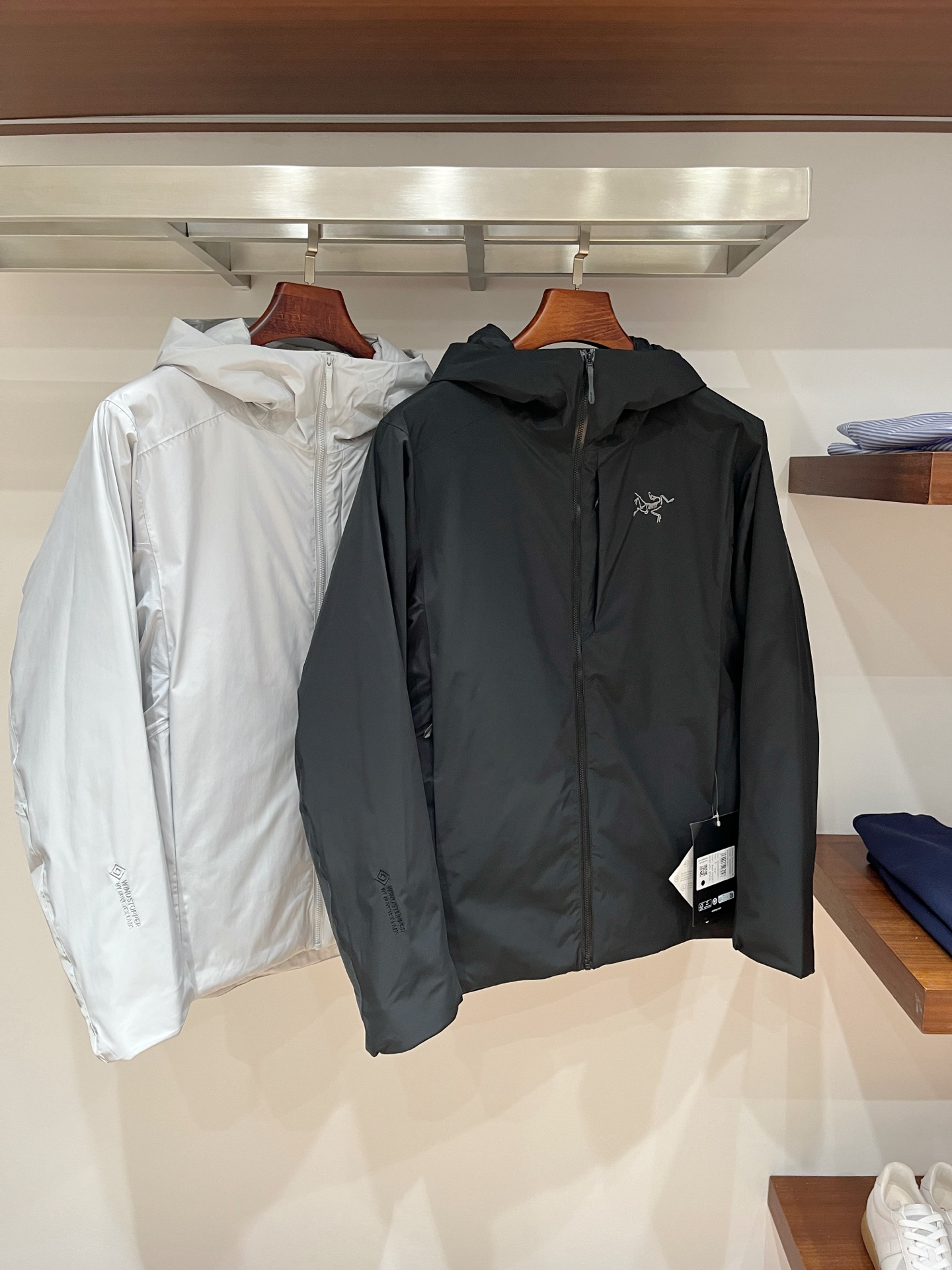 NO:606688,Arc'teryx's latest 2025 men's lightweight down jacket, the fabric is soft and comfortable.  The upper body shape is awesome.  zipper.  The accessories are all custom-supplied and imported fabrics, which are light and comfortable, warm and stylish, simple and elegant!  Lightweight and warm, the best choice to keep out the cold in autumn and winter. Size M-3XL, arc'teryx, down jacket, alexander wang19860909始祖鸟2025最新款男士轻薄羽绒服、面料柔软舒适 ．上身版型超赞 ．拉链．辅料都是客供 、进口面料,轻便舒适,保暖有型、简单大方款式！轻便保暖、秋冬御寒的最佳选择 码数M-3XL,arc'teryx,down jacket,alexander wang,Men's clothing