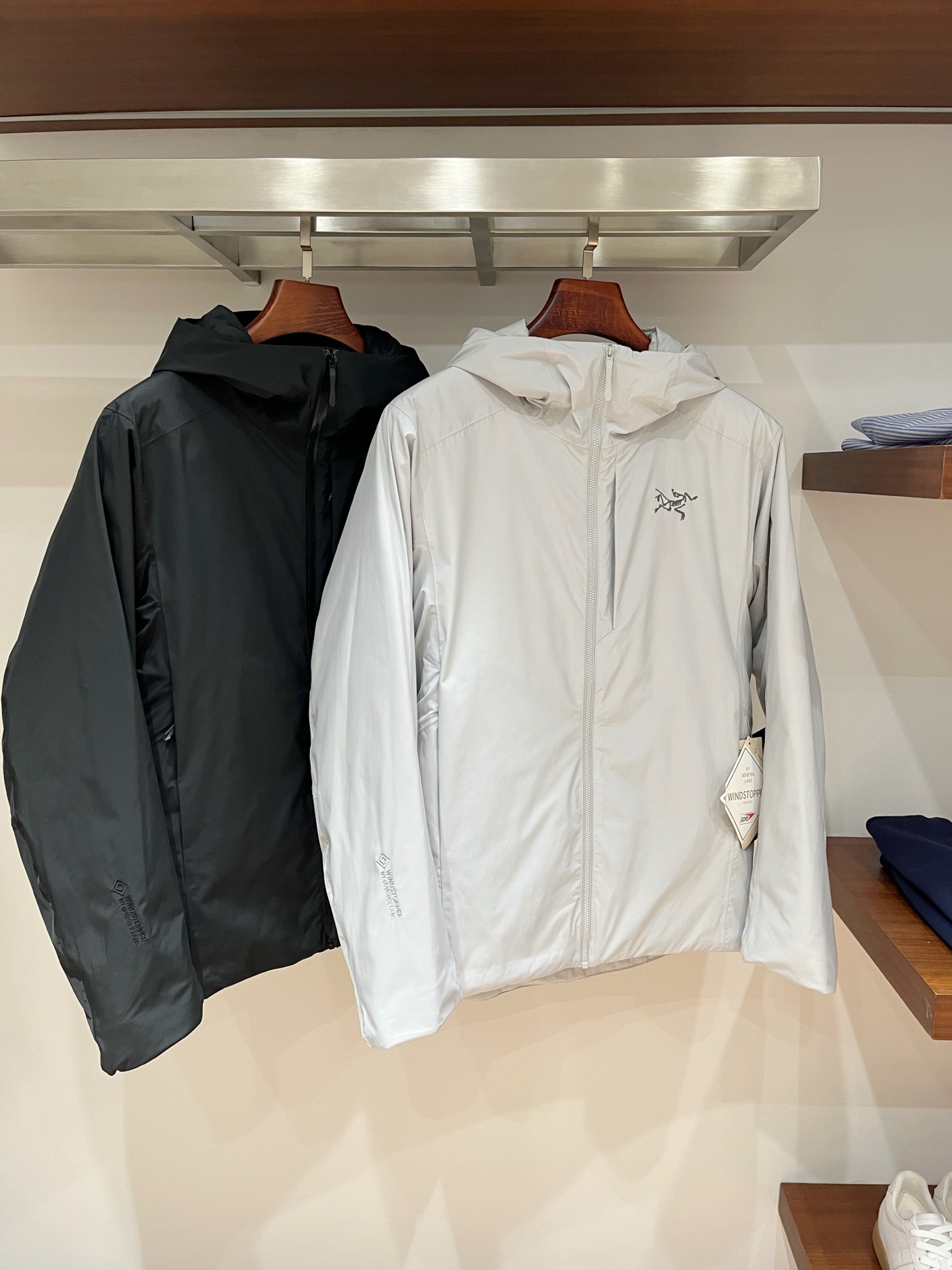 NO:606689,Arc'teryx's latest 2025 men's lightweight down jacket, the fabric is soft and comfortable.  The upper body shape is awesome.  zipper.  The accessories are all custom-supplied and imported fabrics, which are light and comfortable, warm and stylish, simple and elegant!  Lightweight and warm, the best choice to keep out the cold in autumn and winter. Sizes 1-5, arc'teryx, down jacket, alexander wang19860909始祖鸟2025最新款男士轻薄羽绒服、面料柔软舒适 ．上身版型超赞 ．拉链．辅料都是客供 、进口面料,轻便舒适,保暖有型、简单大方款式！轻便保暖、秋冬御寒的最佳选择 码数1-5码,arc'teryx,down jacket,alexander wang,Men's clothing