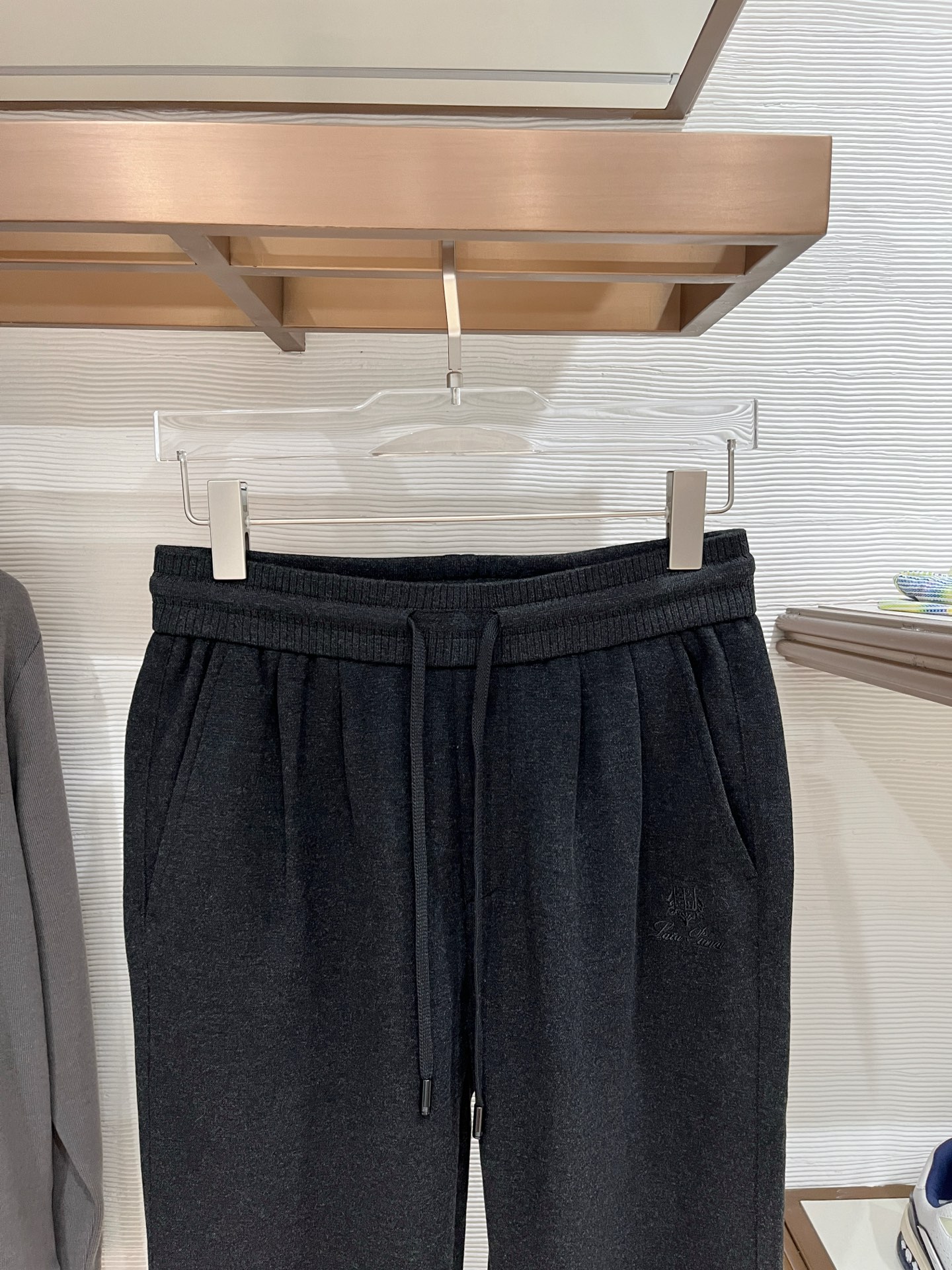 。Lo*ro Pi*na诺 u翩雅 2025秋冬 全品相订单，保暖有型 羊毛呢混纺松紧腰直脚休闲裤 经典