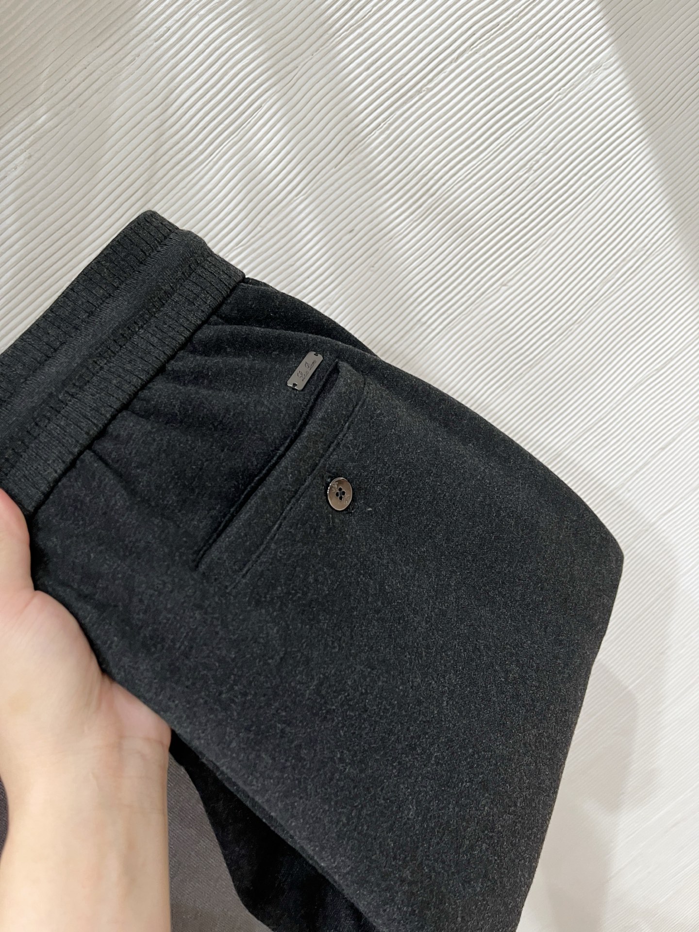 。Lo*ro Pi*na诺 u翩雅 2025秋冬 全品相订单，保暖有型 羊毛呢混纺松紧腰直脚休闲裤 经典