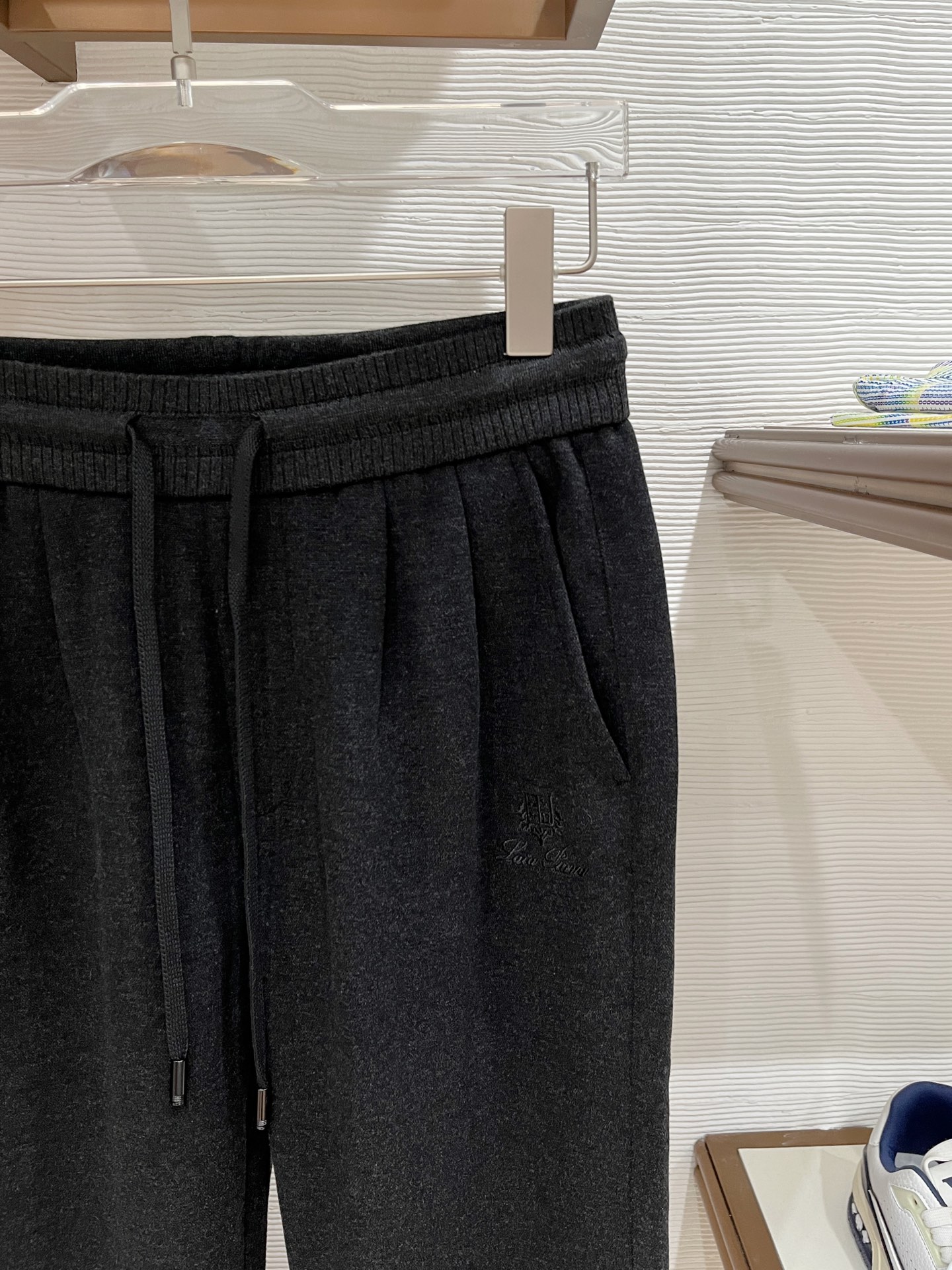 。Lo*ro Pi*na诺 u翩雅 2025秋冬 全品相订单，保暖有型 羊毛呢混纺松紧腰直脚休闲裤 经典