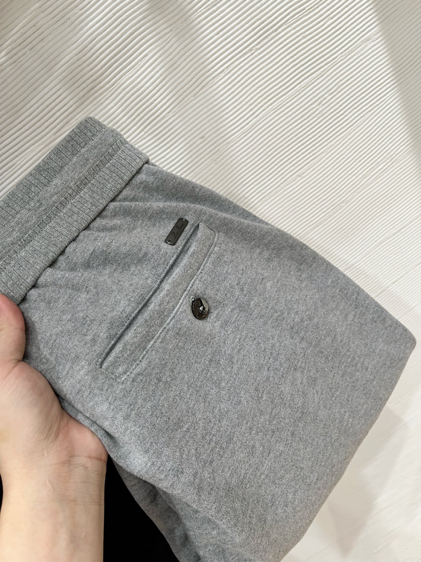 。Lo*ro Pi*na诺 u翩雅 2025秋冬 全品相订单，保暖有型 羊毛呢混纺松紧腰直脚休闲裤 经典