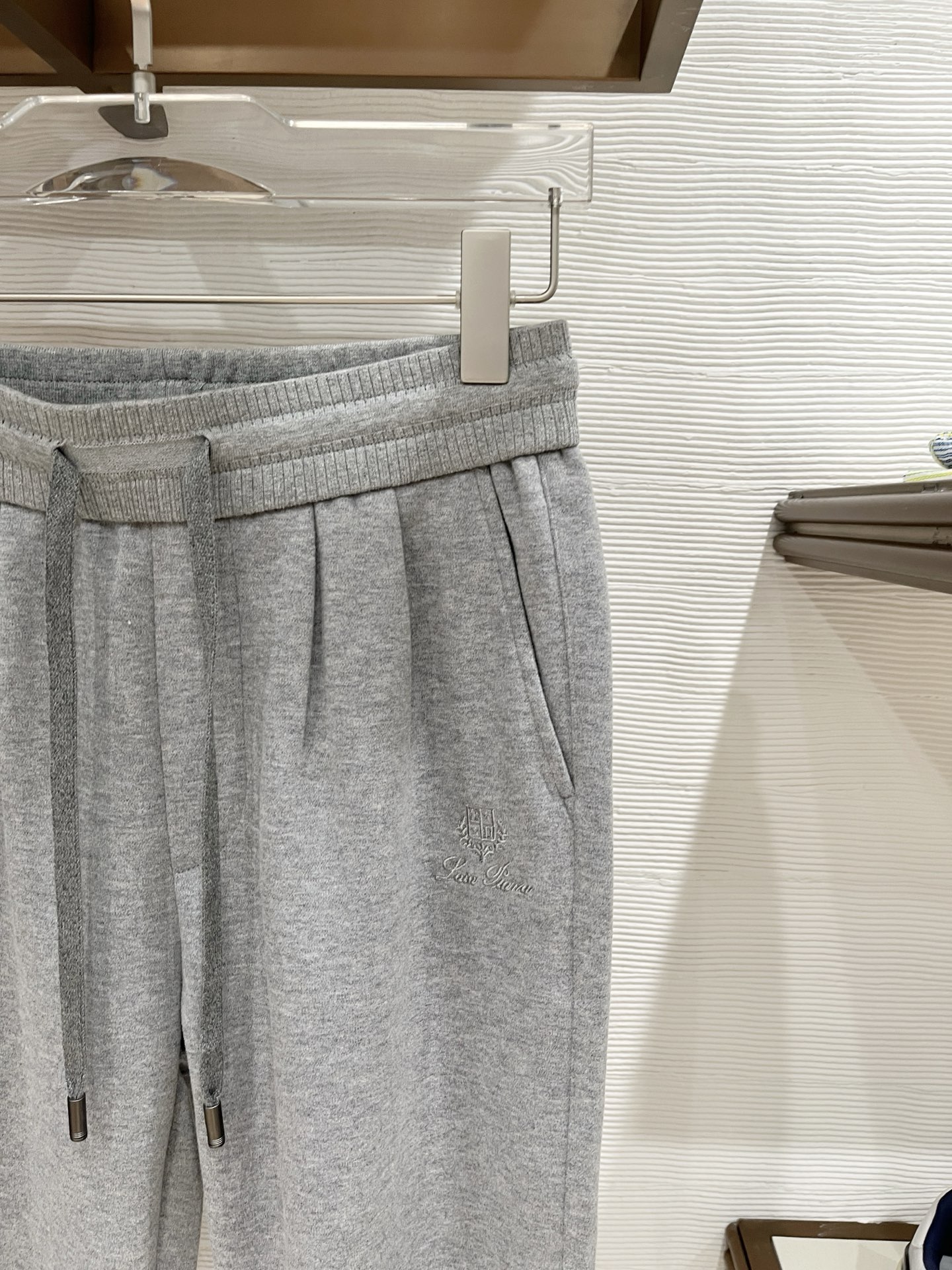 。Lo*ro Pi*na诺 u翩雅 2025秋冬 全品相订单，保暖有型 羊毛呢混纺松紧腰直脚休闲裤 经典