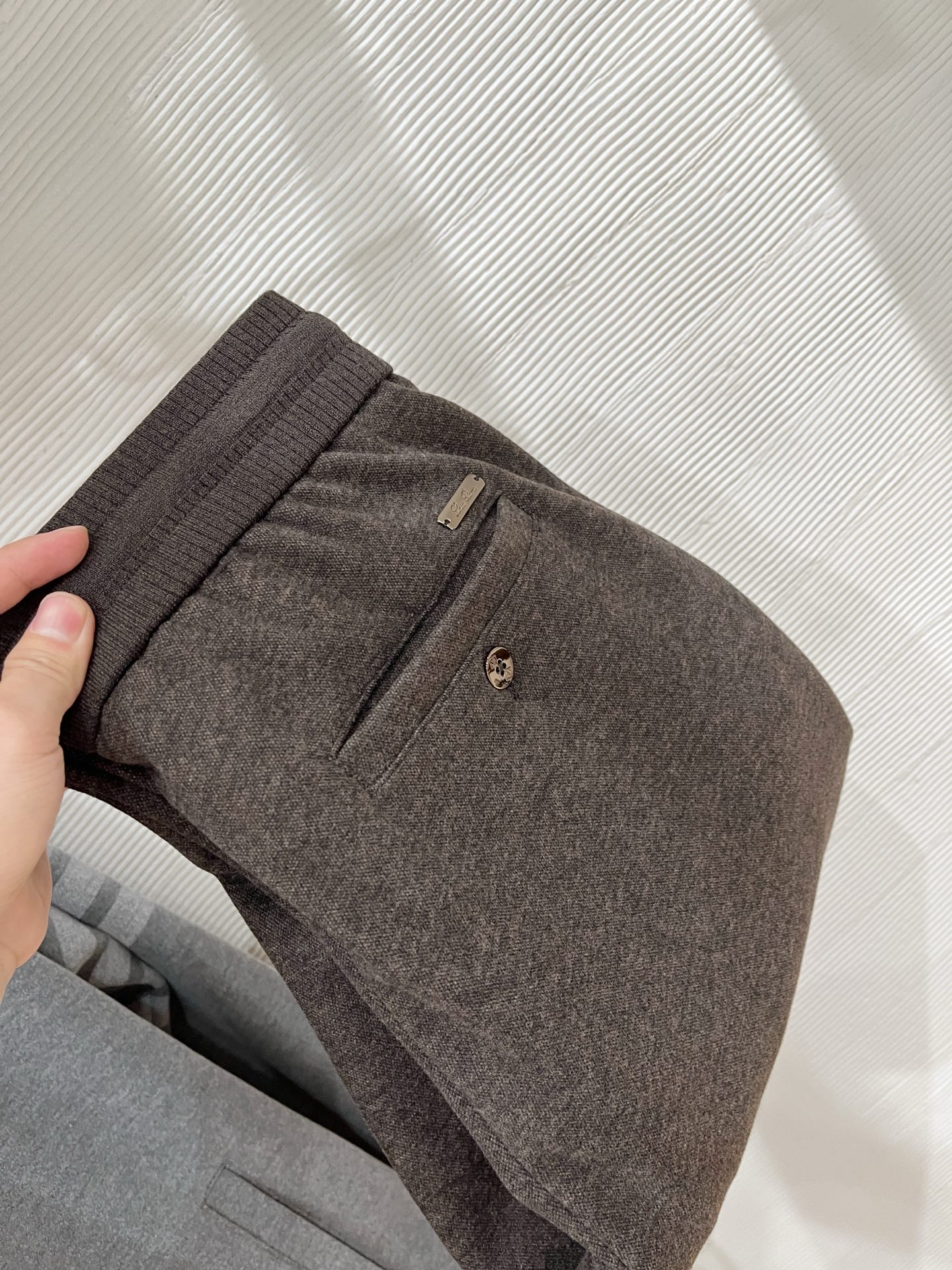 。Lo*ro Pi*na诺 u翩雅 2025秋冬 全品相订单，保暖有型 羊毛呢混纺松紧腰直脚休闲裤 经典