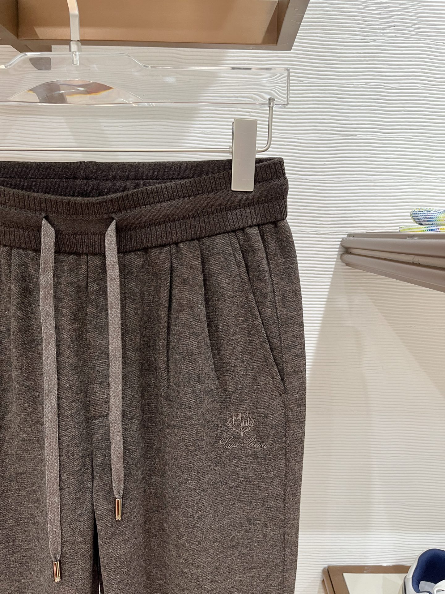 。Lo*ro Pi*na诺 u翩雅 2025秋冬 全品相订单，保暖有型 羊毛呢混纺松紧腰直脚休闲裤 经典