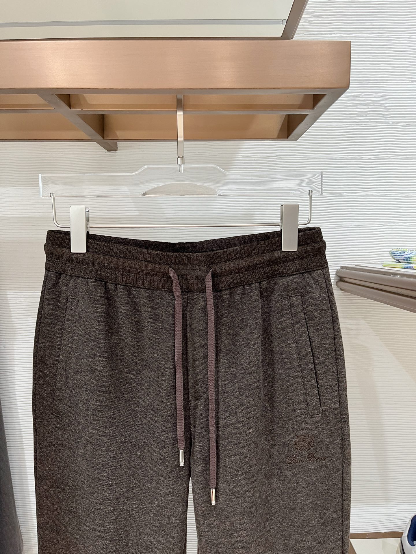 。Lo*ro Pi*na诺 u翩雅 2025秋冬 全品相订单，保暖有型 羊毛呢混纺松紧腰直脚休闲裤 经典