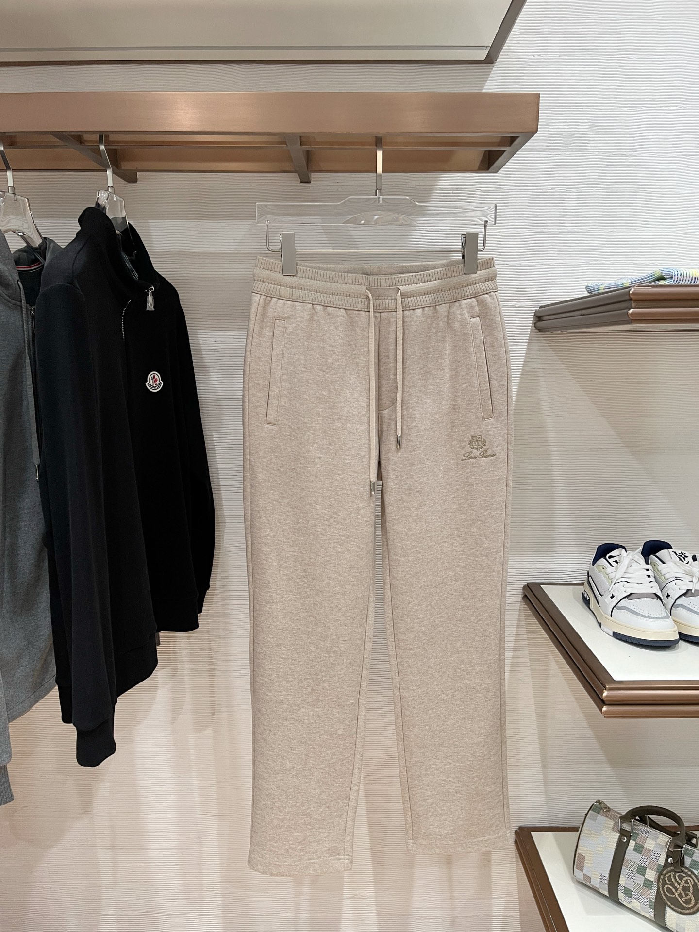 。Lo*ro Pi*na诺 u翩雅 2025秋冬 全品相订单，保暖有型 羊毛呢混纺松紧腰直脚休闲裤 经典