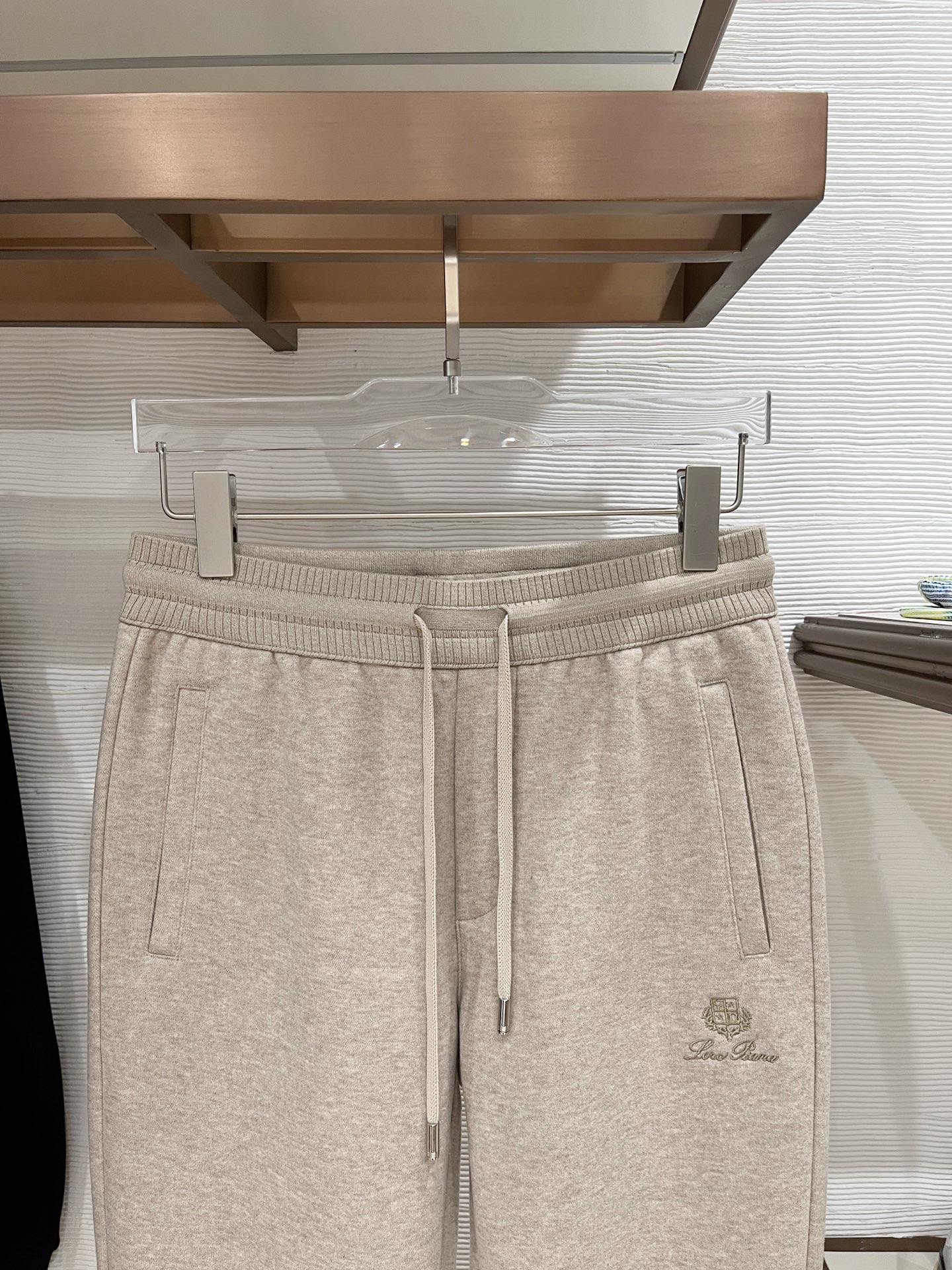 。Lo*ro Pi*na诺 u翩雅 2025秋冬 全品相订单，保暖有型 羊毛呢混纺松紧腰直脚休闲裤 经典