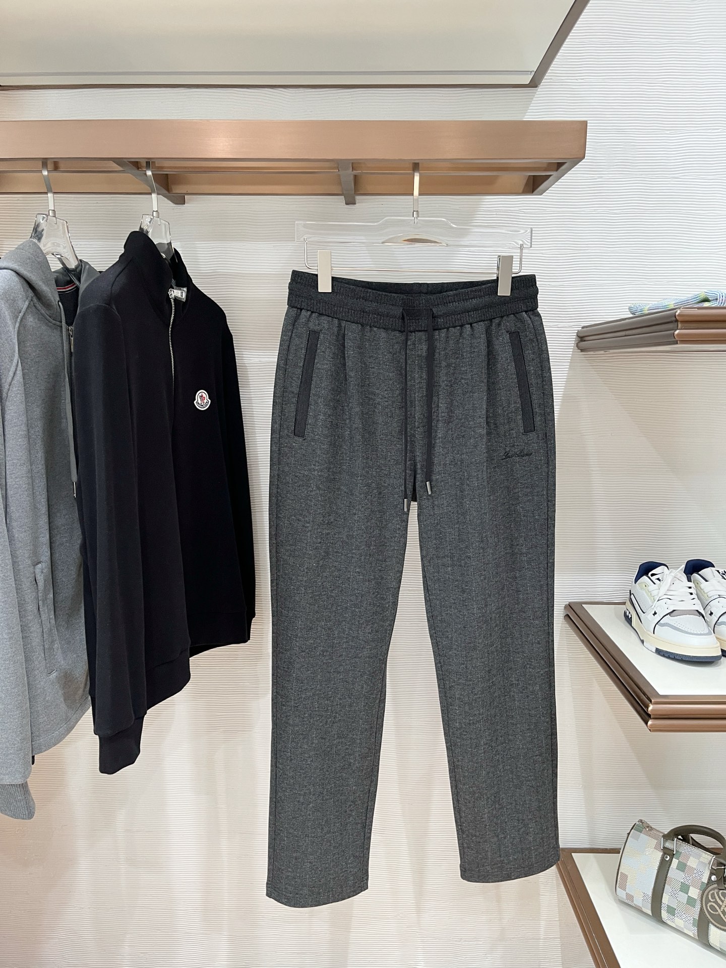 。Lo*ro Pi*na诺 u翩雅 2025秋冬 全品相订单，保暖有型 羊毛呢混纺松紧腰直脚休闲裤 经典