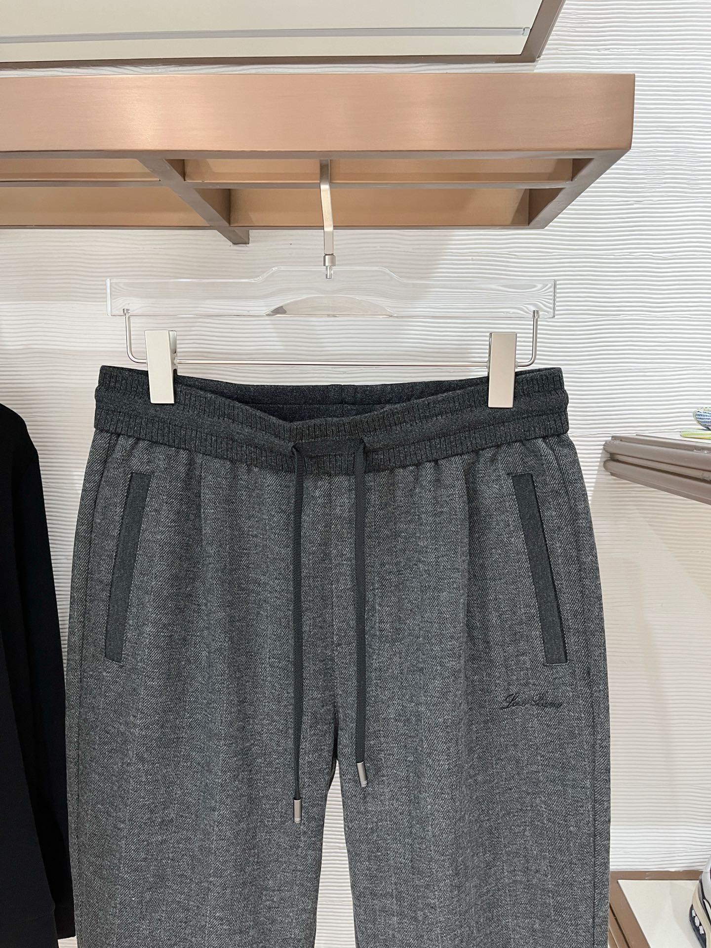 。Lo*ro Pi*na诺 u翩雅 2025秋冬 全品相订单，保暖有型 羊毛呢混纺松紧腰直脚休闲裤 经典