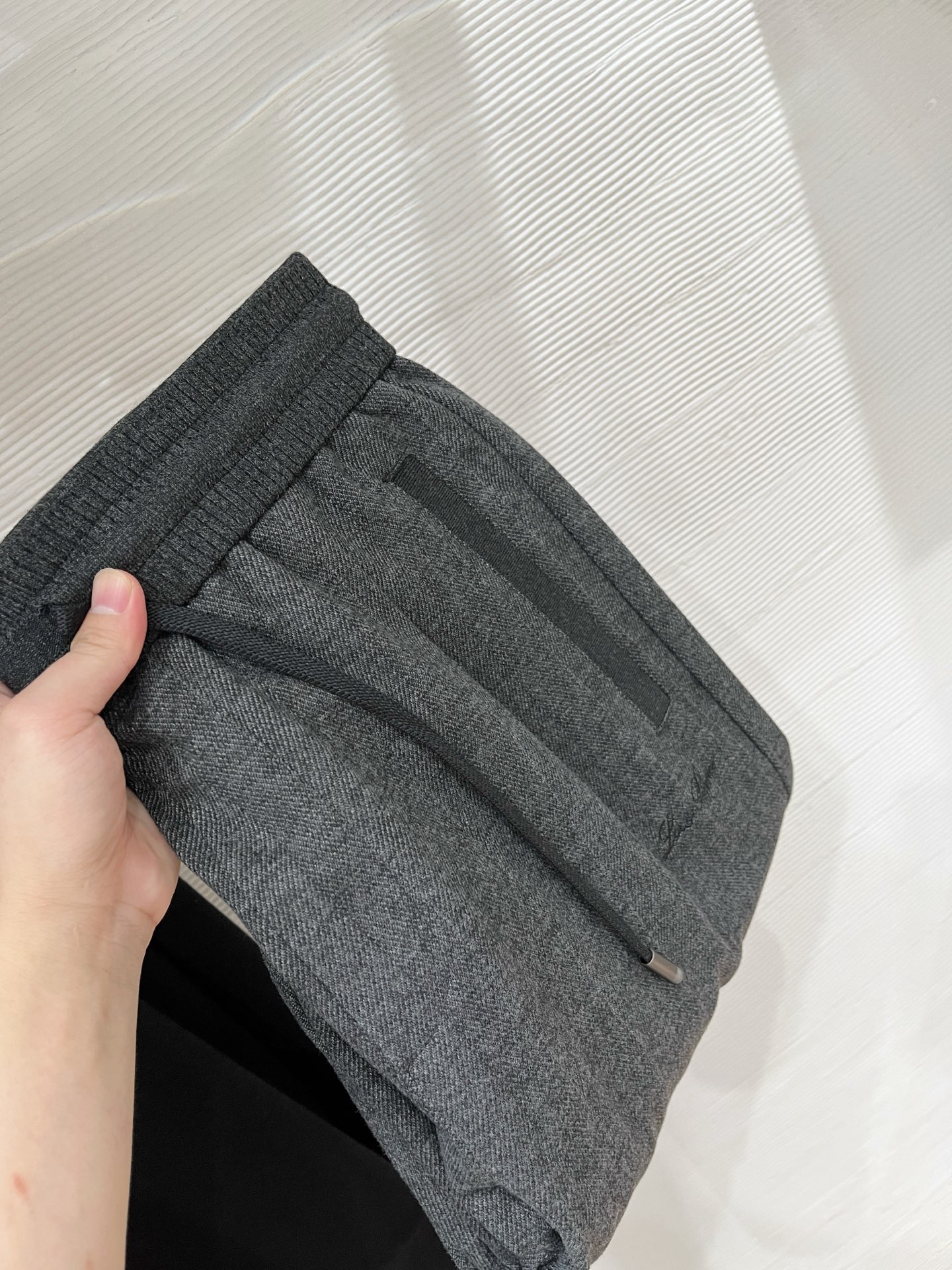 。Lo*ro Pi*na诺 u翩雅 2025秋冬 全品相订单，保暖有型 羊毛呢混纺松紧腰直脚休闲裤 经典