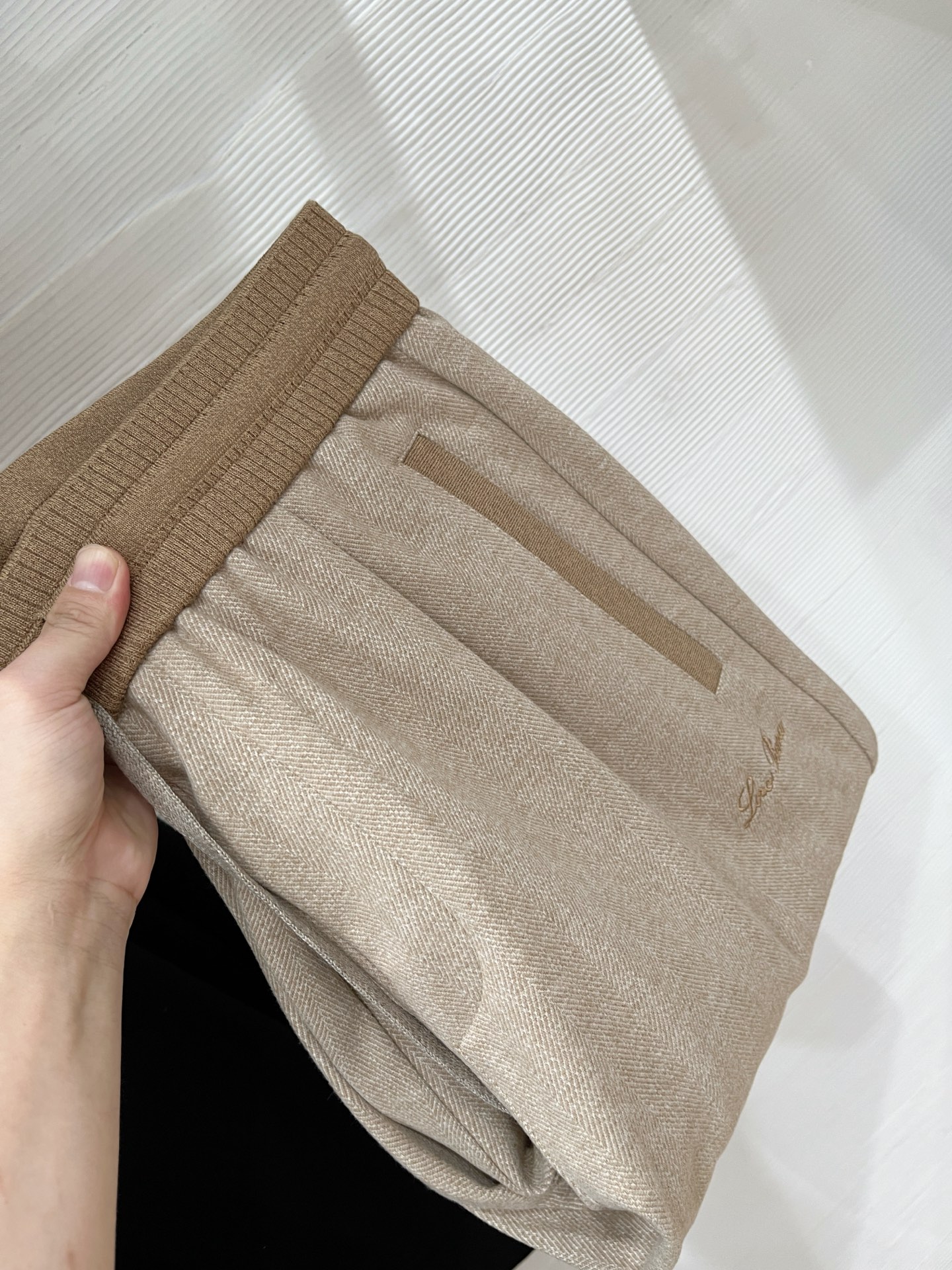 。Lo*ro Pi*na诺 u翩雅 2025秋冬 全品相订单，保暖有型 羊毛呢混纺松紧腰直脚休闲裤 经典