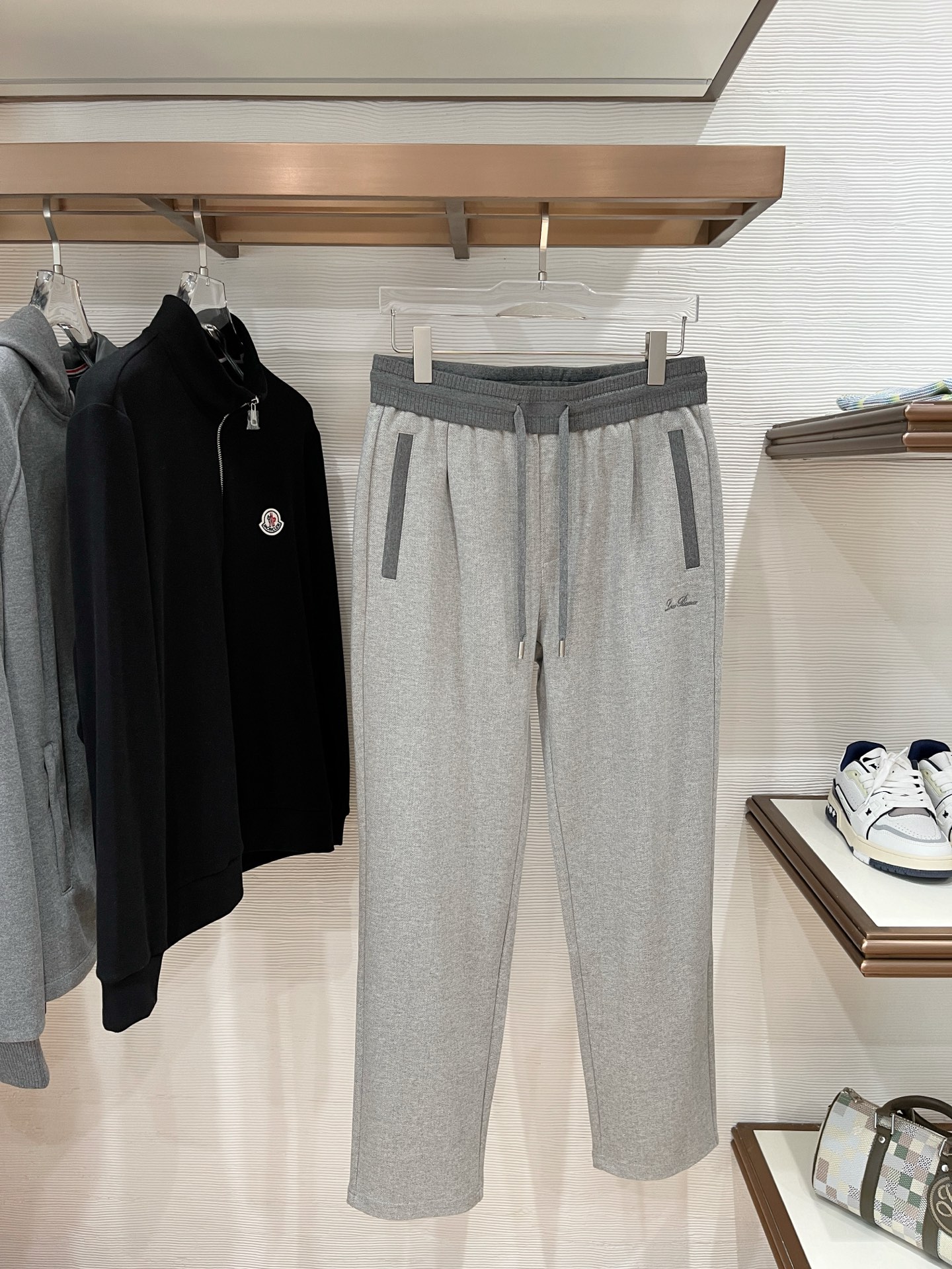 。Lo*ro Pi*na诺 u翩雅 2025秋冬 全品相订单，保暖有型 羊毛呢混纺松紧腰直脚休闲裤 经典