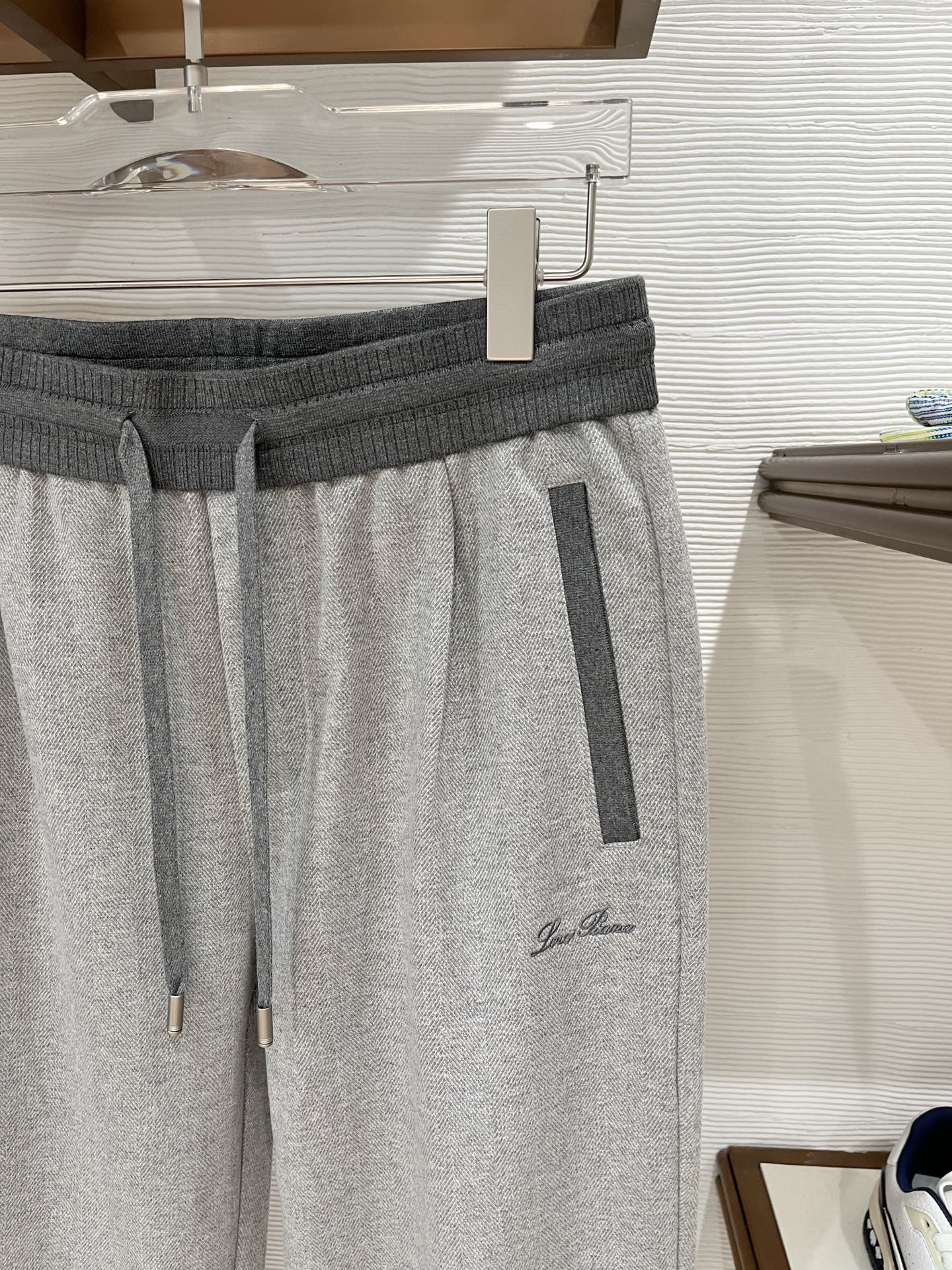 。Lo*ro Pi*na诺 u翩雅 2025秋冬 全品相订单，保暖有型 羊毛呢混纺松紧腰直脚休闲裤 经典