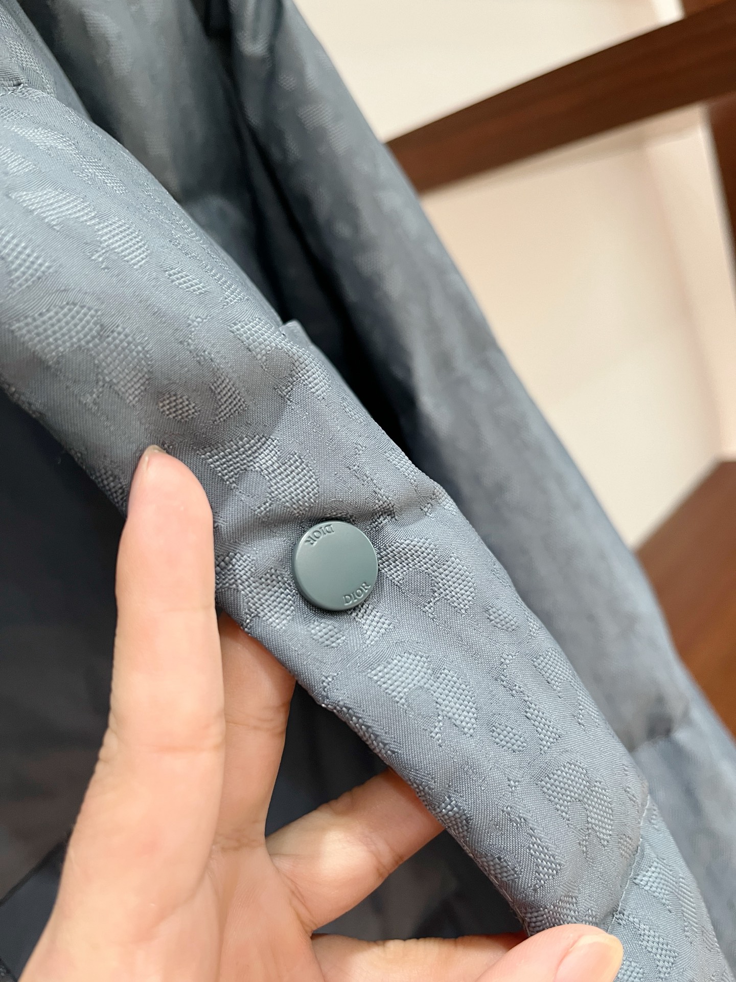 2️⃣0️⃣2️⃣5️⃣秋冬新款Dio*🆕男士羽绒服 翻领设计 高端提花面料 细节满满 颜色：黑色 蓝色