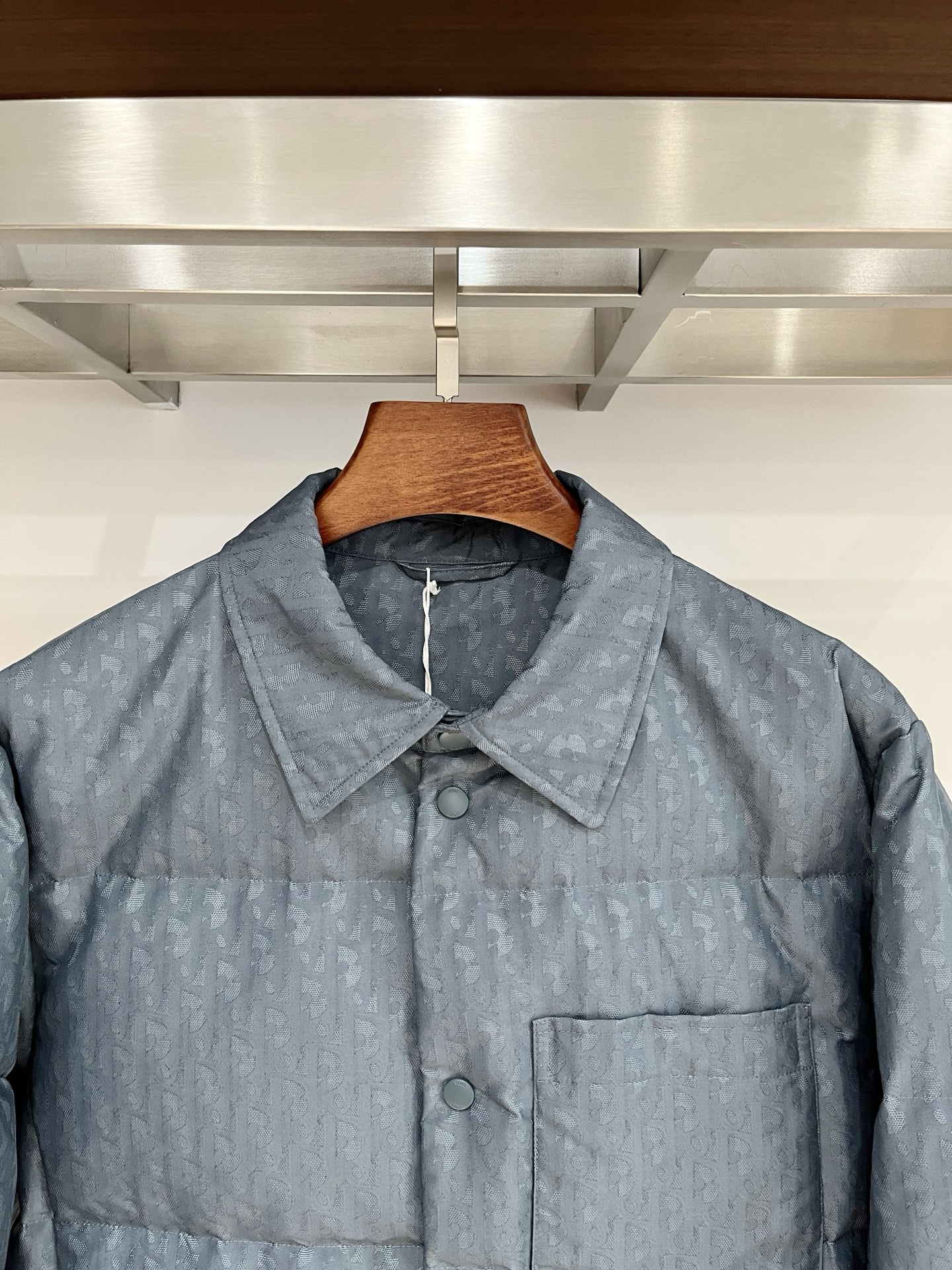 2️⃣0️⃣2️⃣5️⃣秋冬新款Dio*🆕男士羽绒服 翻领设计 高端提花面料 细节满满 颜色：黑色 蓝色