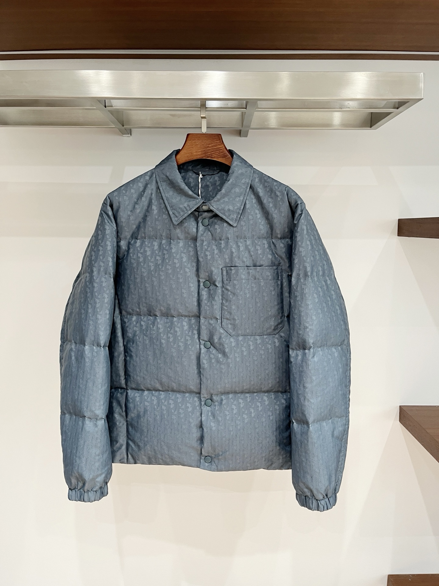 2️⃣0️⃣2️⃣5️⃣秋冬新款Dio*🆕男士羽绒服 翻领设计 高端提花面料 细节满满 颜色：黑色 蓝色