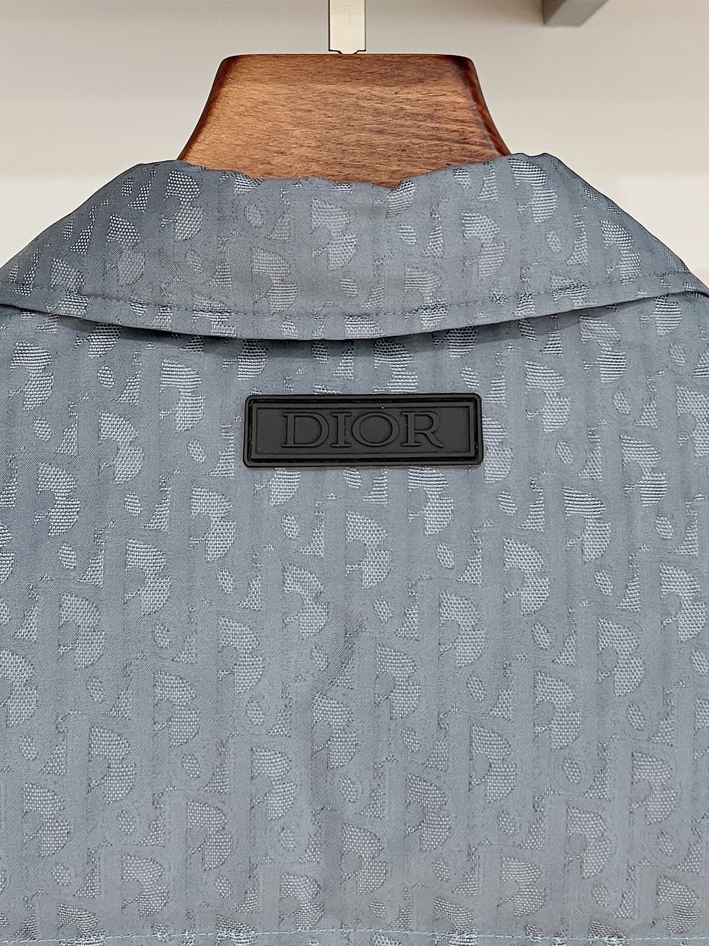 2️⃣0️⃣2️⃣5️⃣秋冬新款Dio*🆕男士羽绒服 翻领设计 高端提花面料 细节满满 颜色：黑色 蓝色