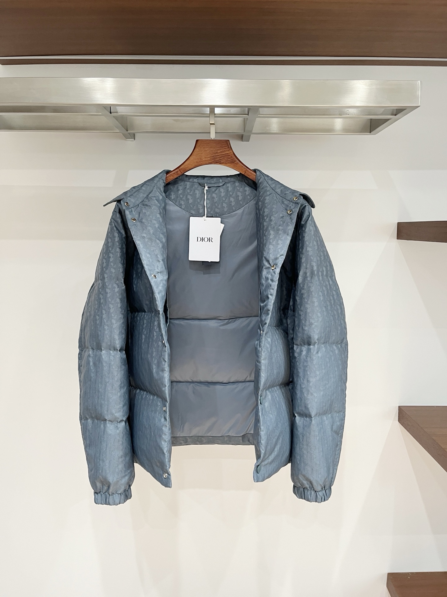 2️⃣0️⃣2️⃣5️⃣秋冬新款Dio*🆕男士羽绒服 翻领设计 高端提花面料 细节满满 颜色：黑色 蓝色