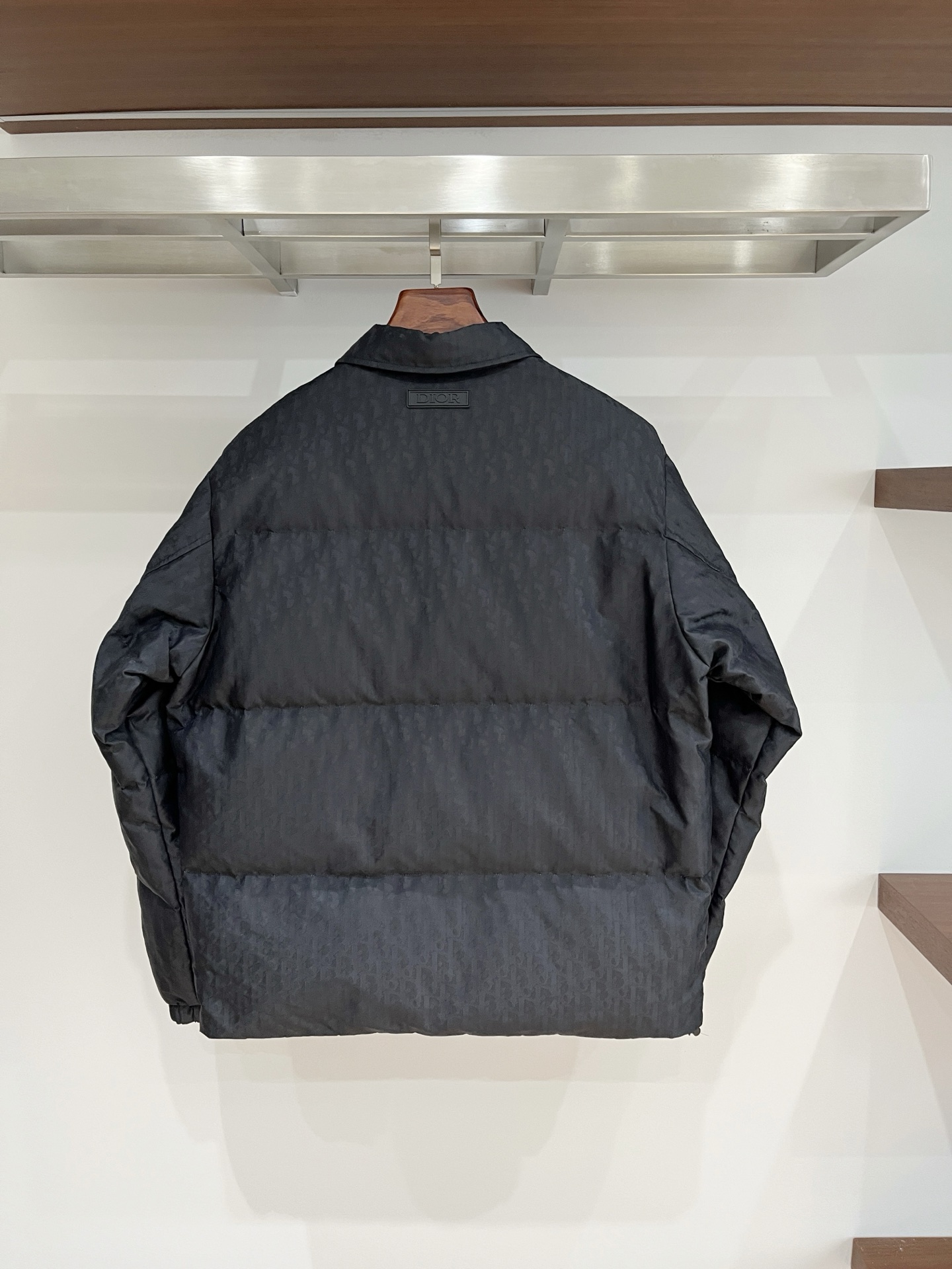 2️⃣0️⃣2️⃣5️⃣秋冬新款Dio*🆕男士羽绒服 翻领设计 高端提花面料 细节满满 颜色：黑色 蓝色