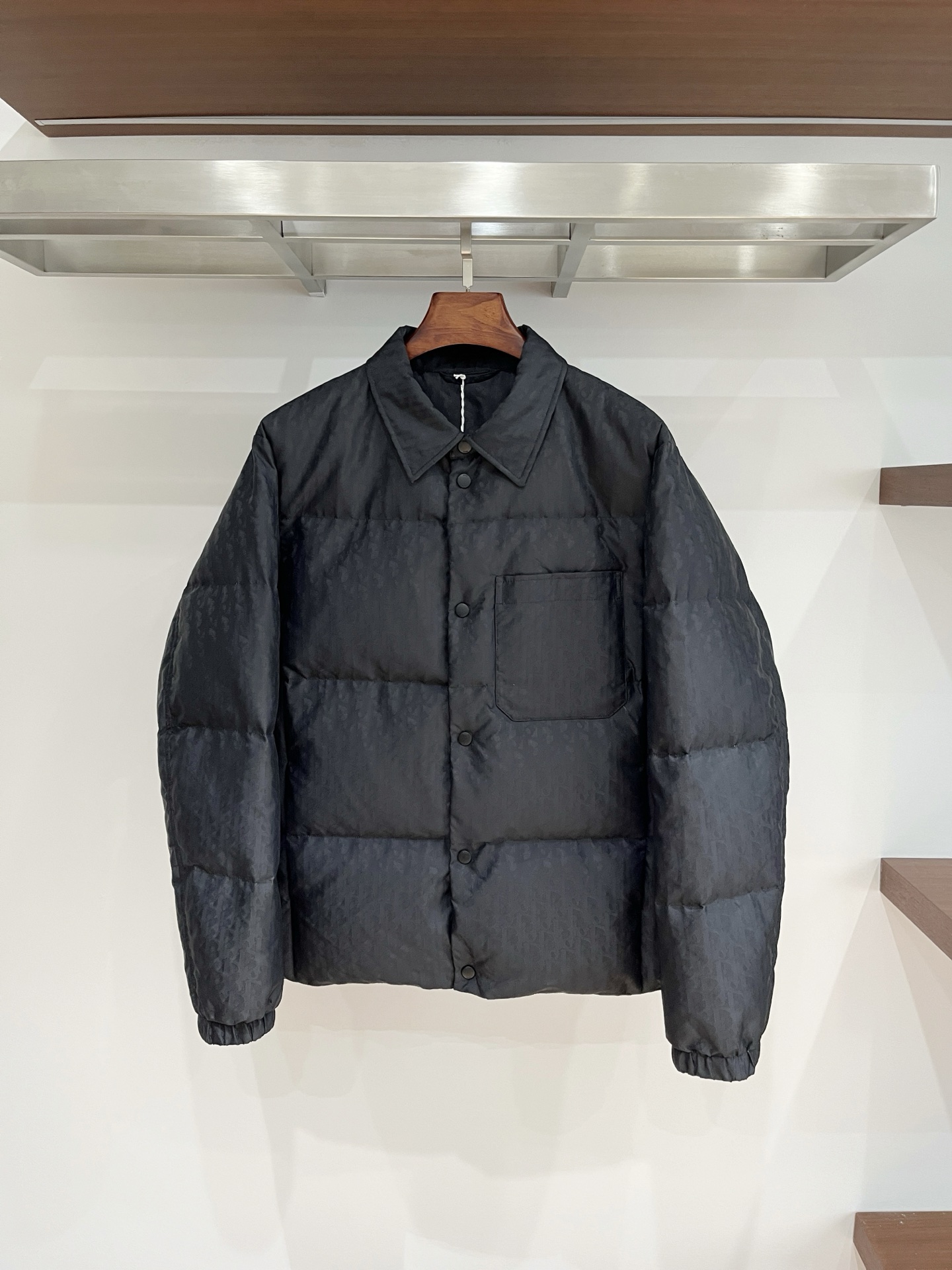 2️⃣0️⃣2️⃣5️⃣秋冬新款Dio*🆕男士羽绒服 翻领设计 高端提花面料 细节满满 颜色：黑色 蓝色