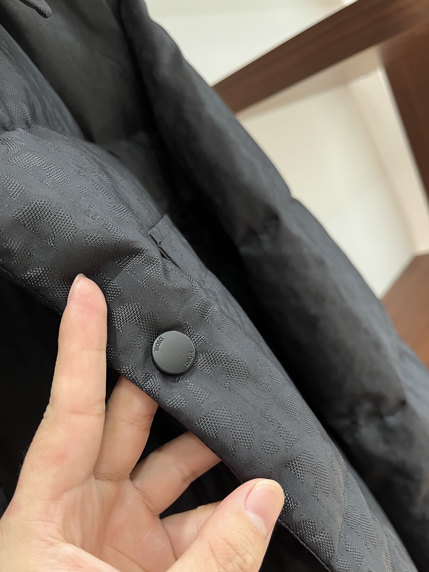 2️⃣0️⃣2️⃣5️⃣秋冬新款Dio*🆕男士羽绒服 翻领设计 高端提花面料 细节满满 颜色：黑色 蓝色