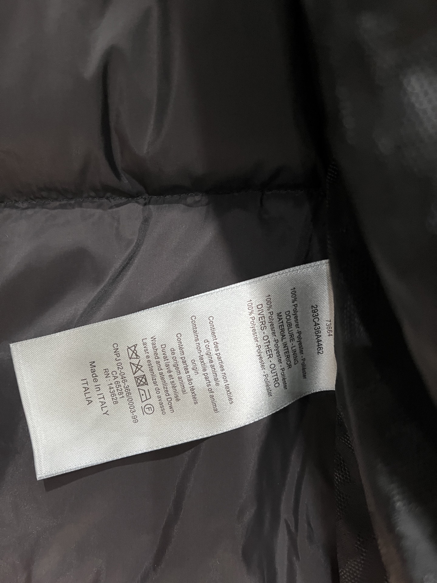 2️⃣0️⃣2️⃣5️⃣秋冬新款Dio*🆕男士羽绒服 翻领设计 高端提花面料 细节满满 颜色：黑色 蓝色