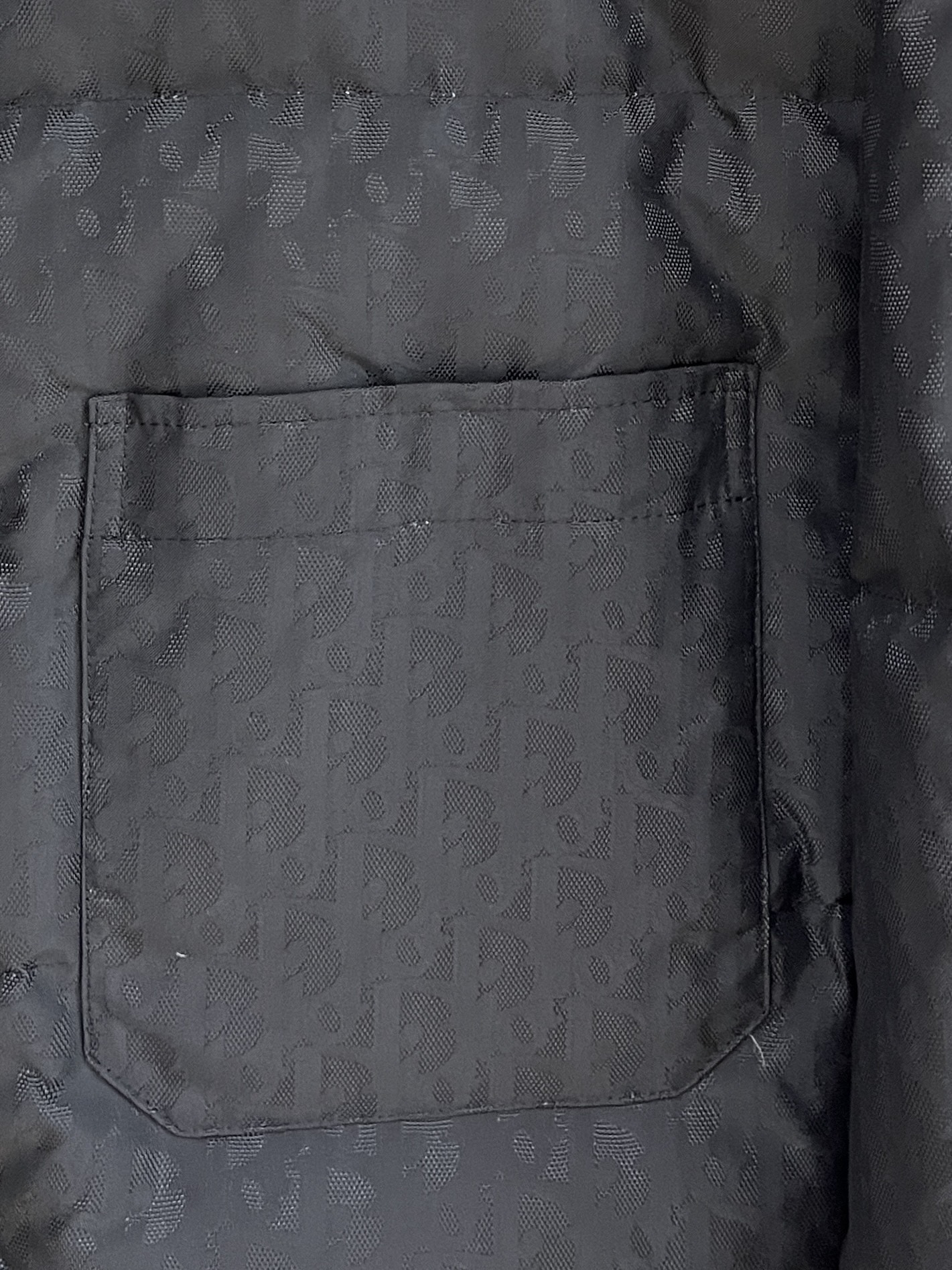 2️⃣0️⃣2️⃣5️⃣秋冬新款Dio*🆕男士羽绒服 翻领设计 高端提花面料 细节满满 颜色：黑色 蓝色