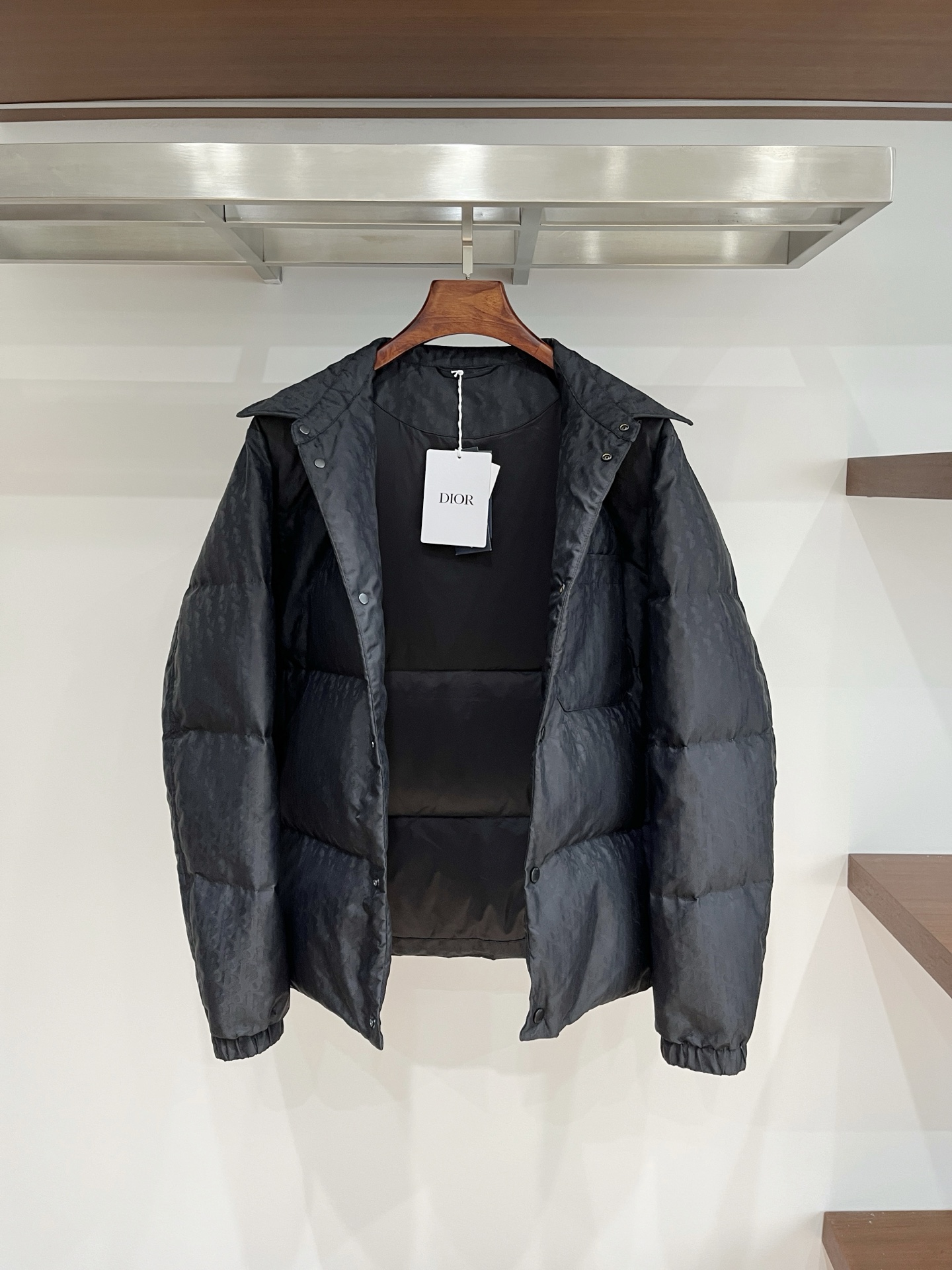 2️⃣0️⃣2️⃣5️⃣秋冬新款Dio*🆕男士羽绒服 翻领设计 高端提花面料 细节满满 颜色：黑色 蓝色