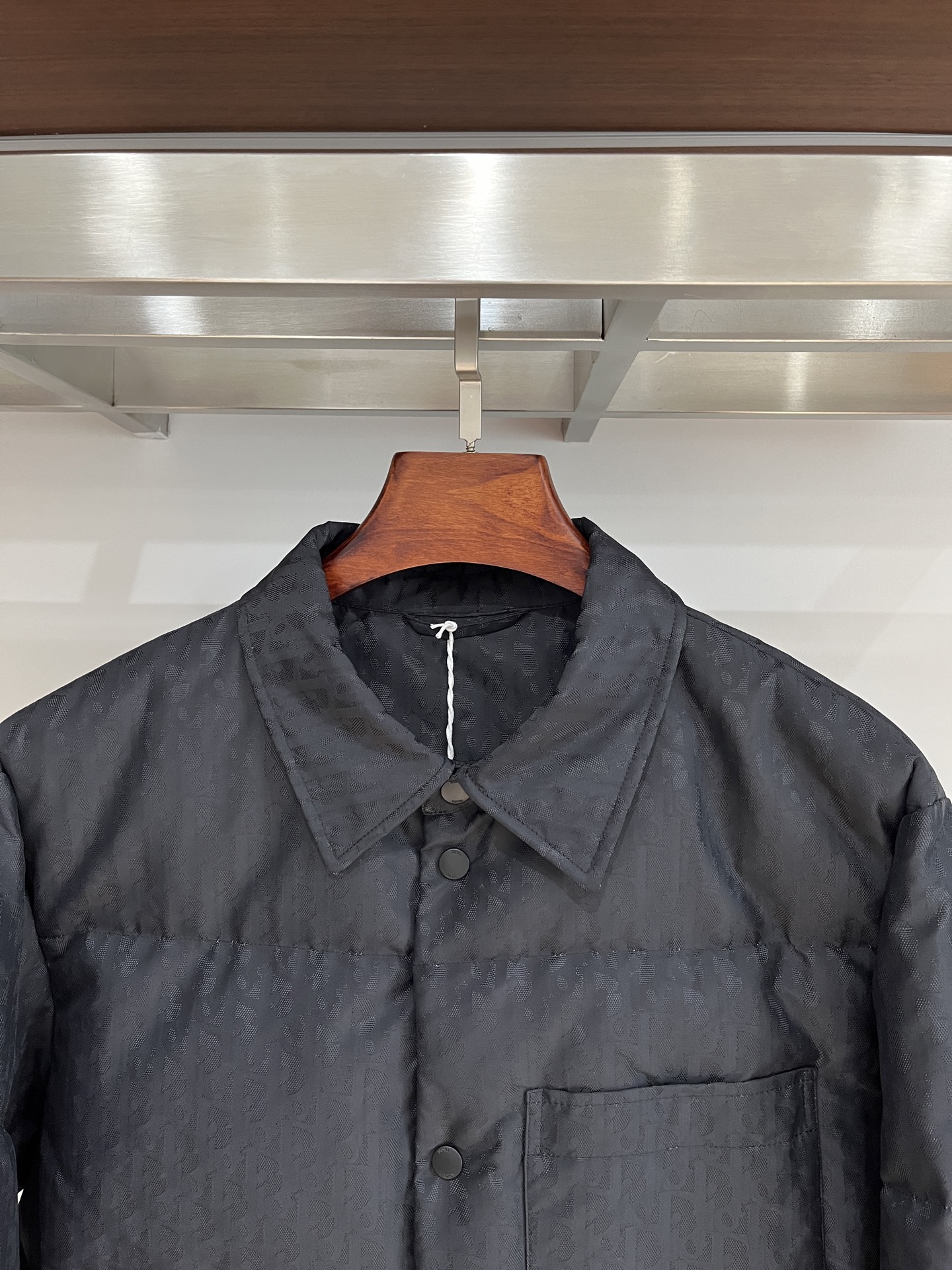 2️⃣0️⃣2️⃣5️⃣秋冬新款Dio*🆕男士羽绒服 翻领设计 高端提花面料 细节满满 颜色：黑色 蓝色