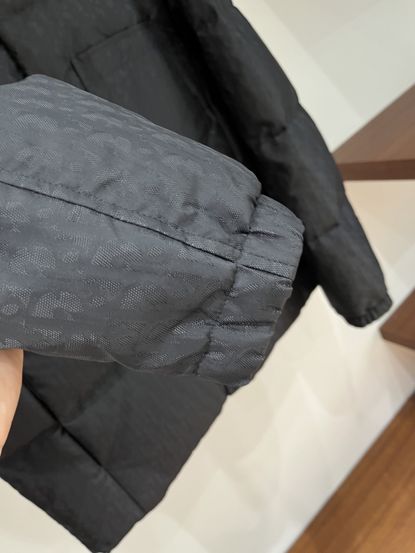 2️⃣0️⃣2️⃣5️⃣秋冬新款Dio*🆕男士羽绒服 翻领设计 高端提花面料 细节满满 颜色：黑色 蓝色