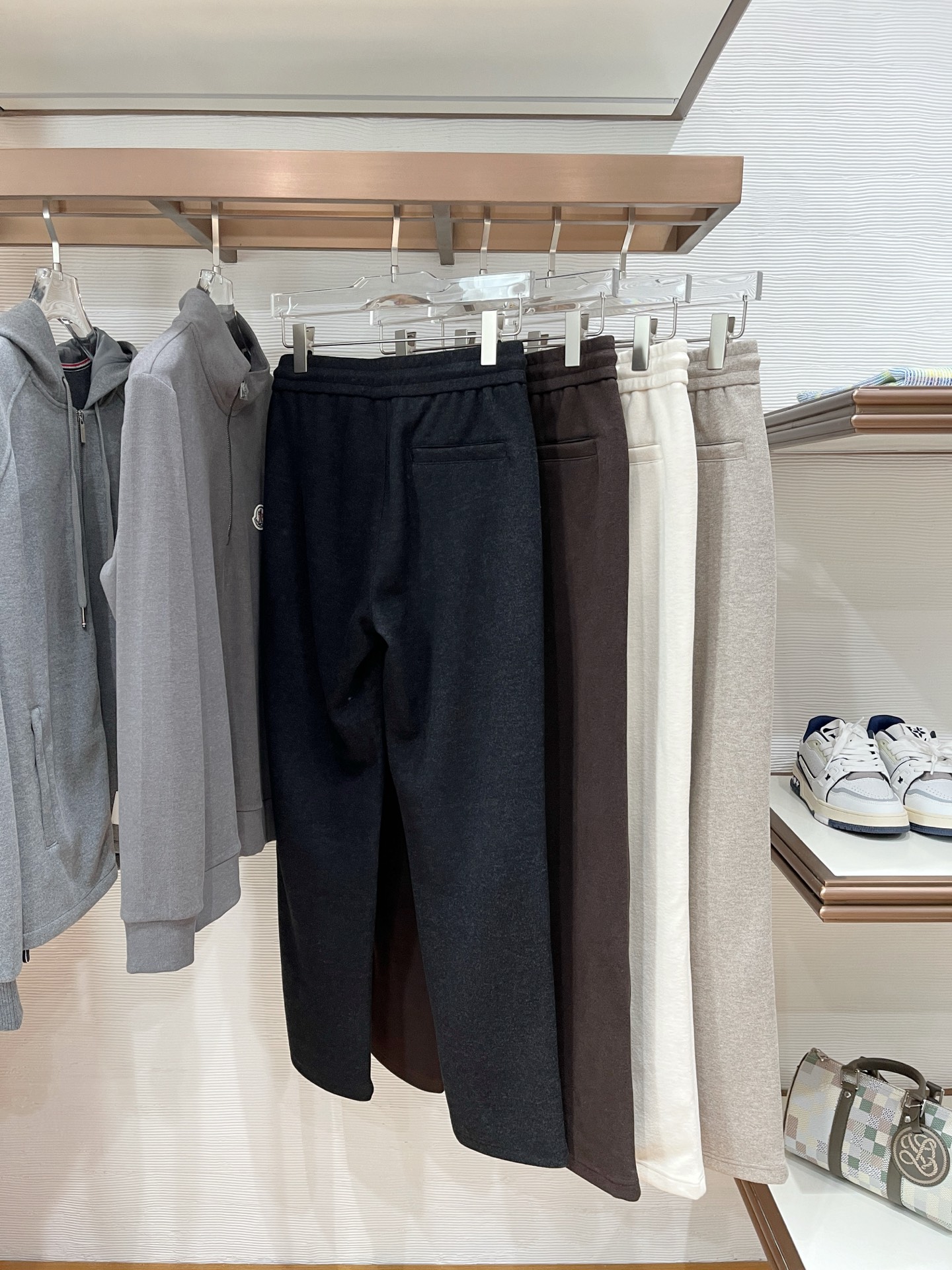 。Zz杰尼*亚🔥秋冬新款男士直筒运动裤，羊绒羊毛混纺面料、三标齐、松紧腰抽绳、两侧拉链口袋设计，合体的裁