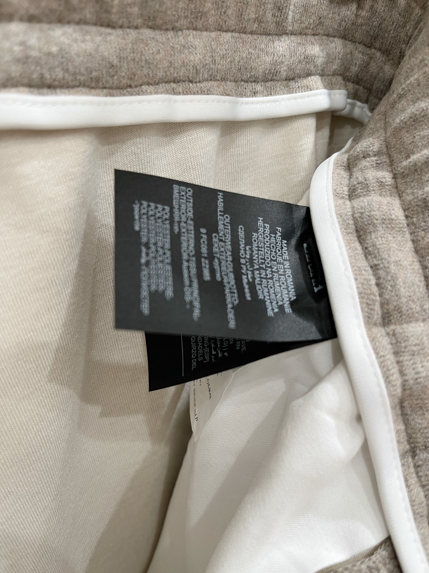 。Zz杰尼*亚🔥秋冬新款男士直筒运动裤，羊绒羊毛混纺面料、三标齐、松紧腰抽绳、两侧拉链口袋设计，合体的裁