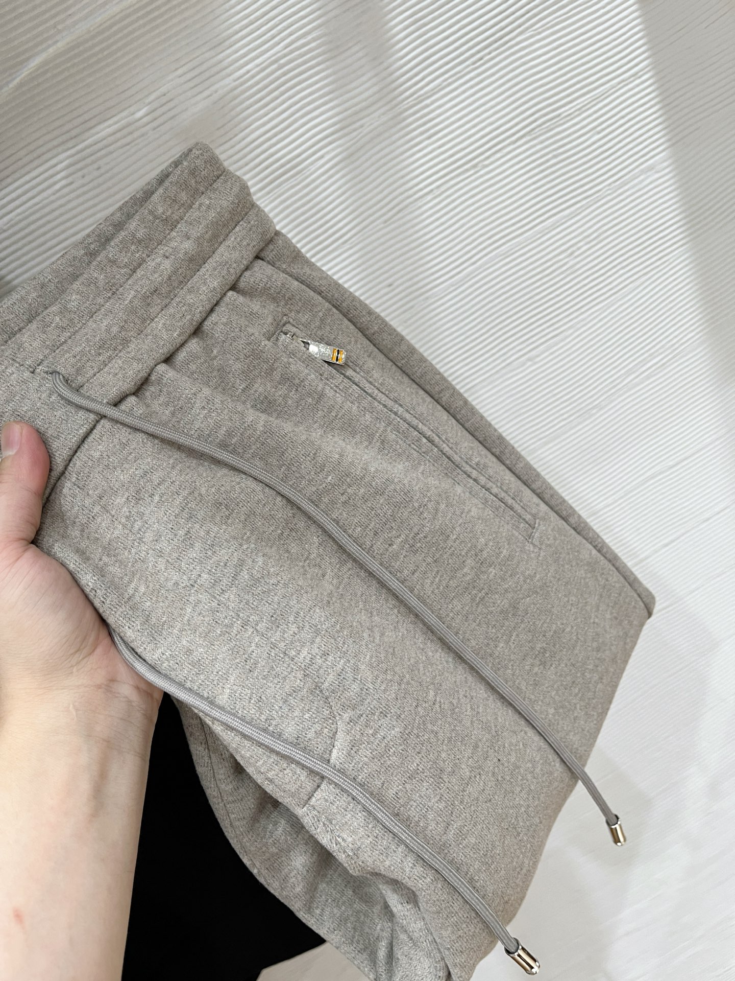 。Zz杰尼*亚🔥秋冬新款男士直筒运动裤，羊绒羊毛混纺面料、三标齐、松紧腰抽绳、两侧拉链口袋设计，合体的裁