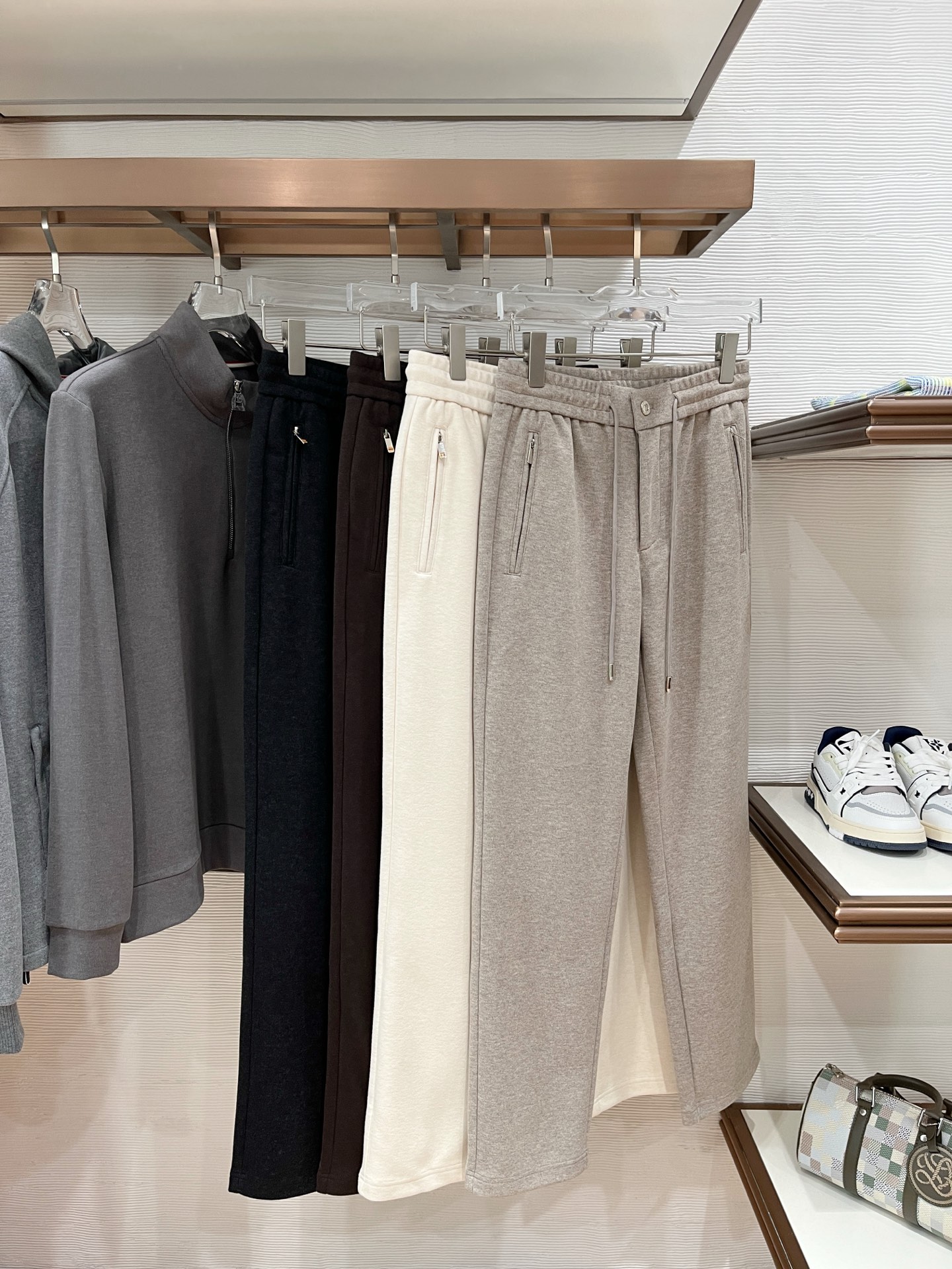 。Zz杰尼*亚🔥秋冬新款男士直筒运动裤，羊绒羊毛混纺面料、三标齐、松紧腰抽绳、两侧拉链口袋设计，合体的裁