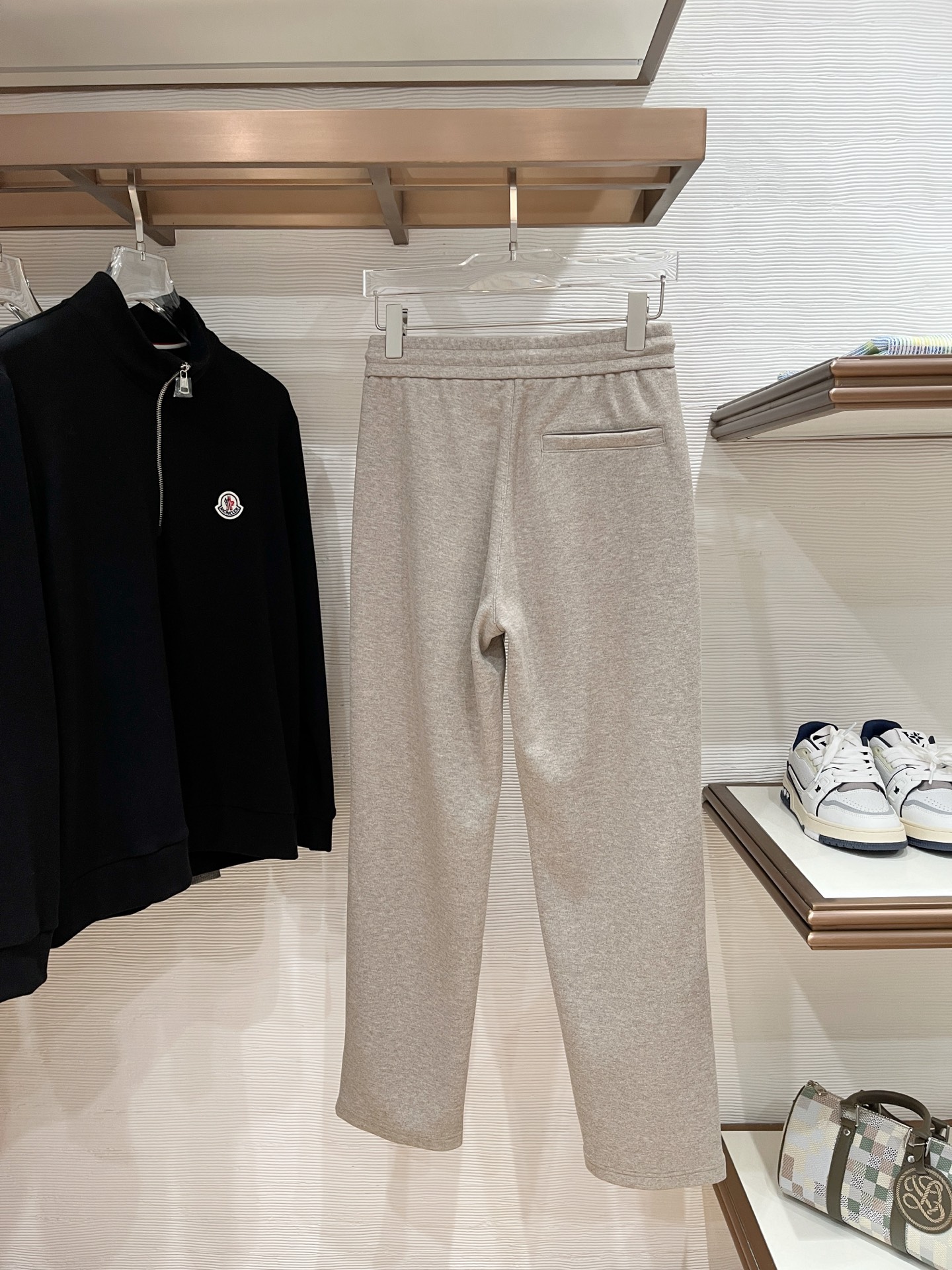 。Zz杰尼*亚🔥秋冬新款男士直筒运动裤，羊绒羊毛混纺面料、三标齐、松紧腰抽绳、两侧拉链口袋设计，合体的裁