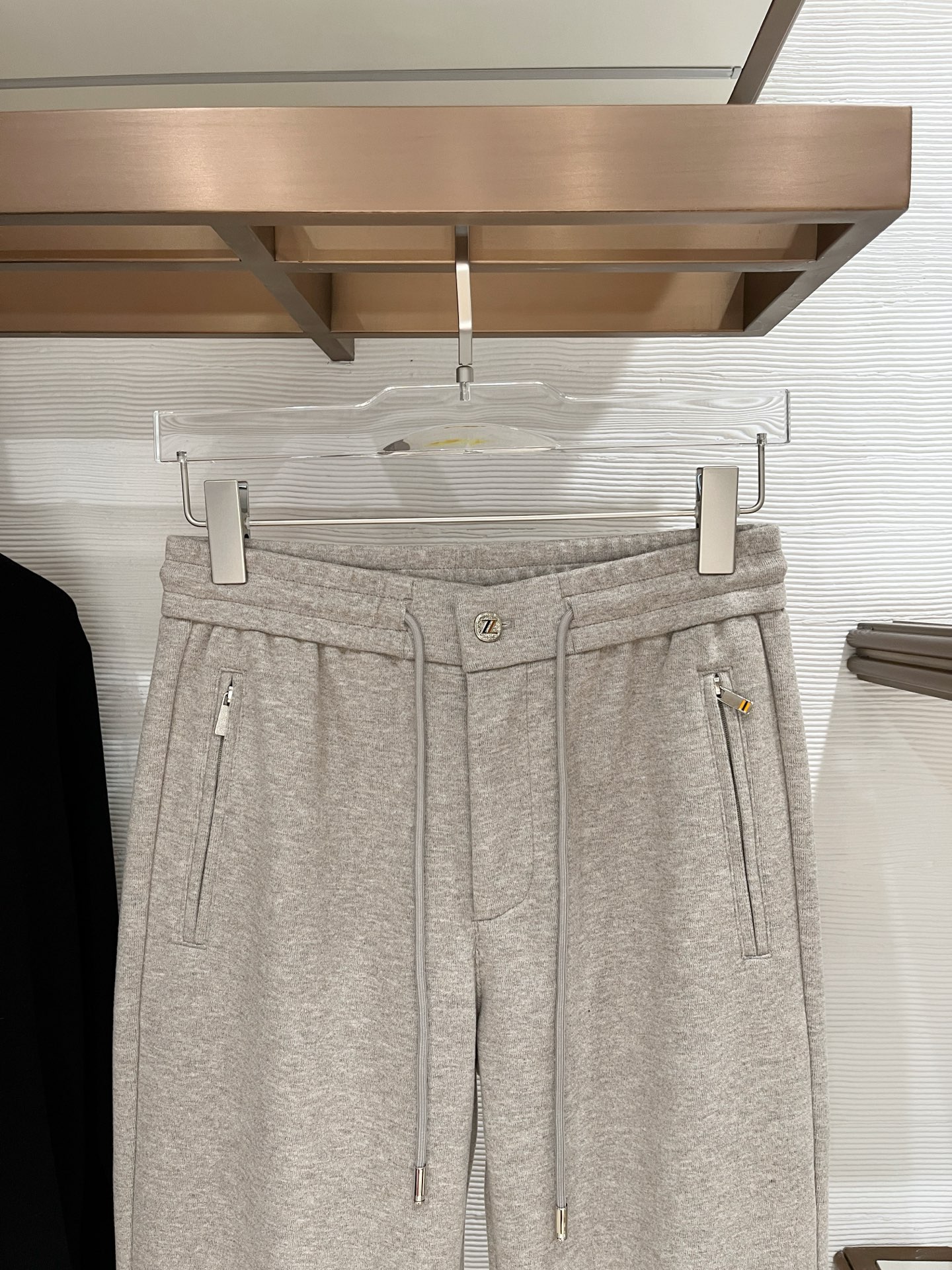 。Zz杰尼*亚🔥秋冬新款男士直筒运动裤，羊绒羊毛混纺面料、三标齐、松紧腰抽绳、两侧拉链口袋设计，合体的裁