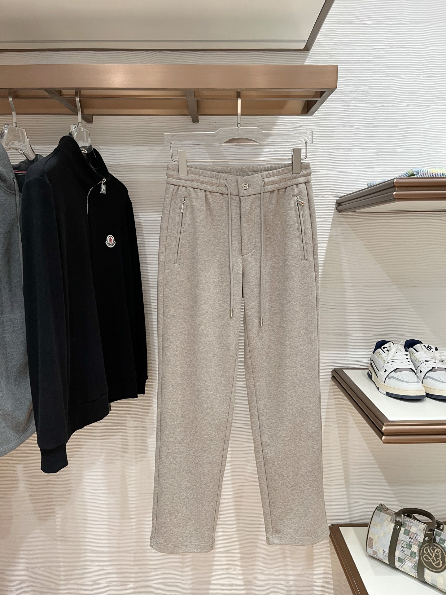 。Zz杰尼*亚🔥秋冬新款男士直筒运动裤，羊绒羊毛混纺面料、三标齐、松紧腰抽绳、两侧拉链口袋设计，合体的裁