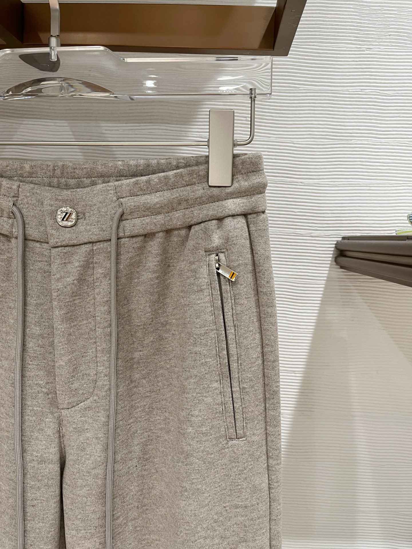 。Zz杰尼*亚🔥秋冬新款男士直筒运动裤，羊绒羊毛混纺面料、三标齐、松紧腰抽绳、两侧拉链口袋设计，合体的裁