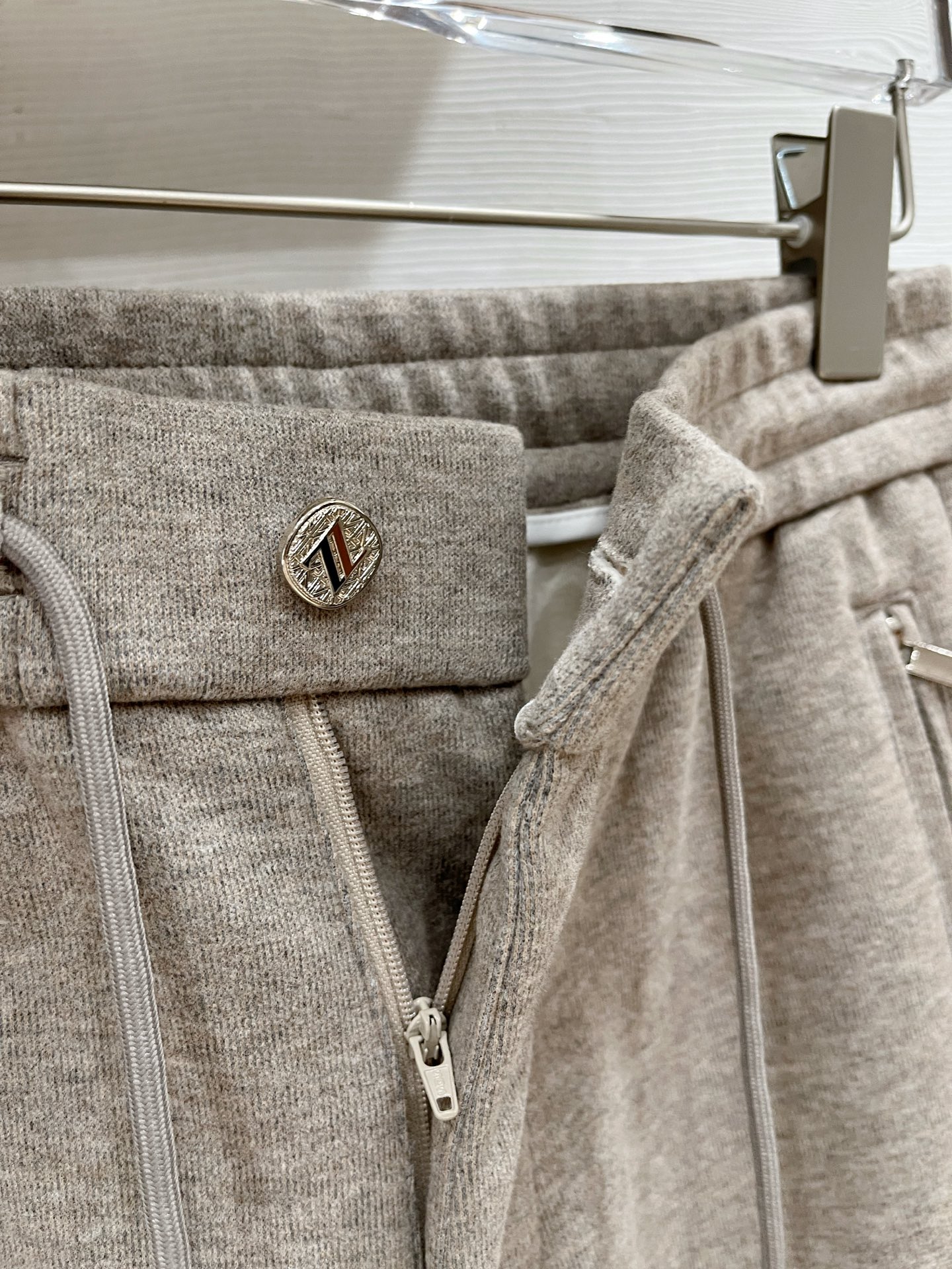 。Zz杰尼*亚🔥秋冬新款男士直筒运动裤，羊绒羊毛混纺面料、三标齐、松紧腰抽绳、两侧拉链口袋设计，合体的裁