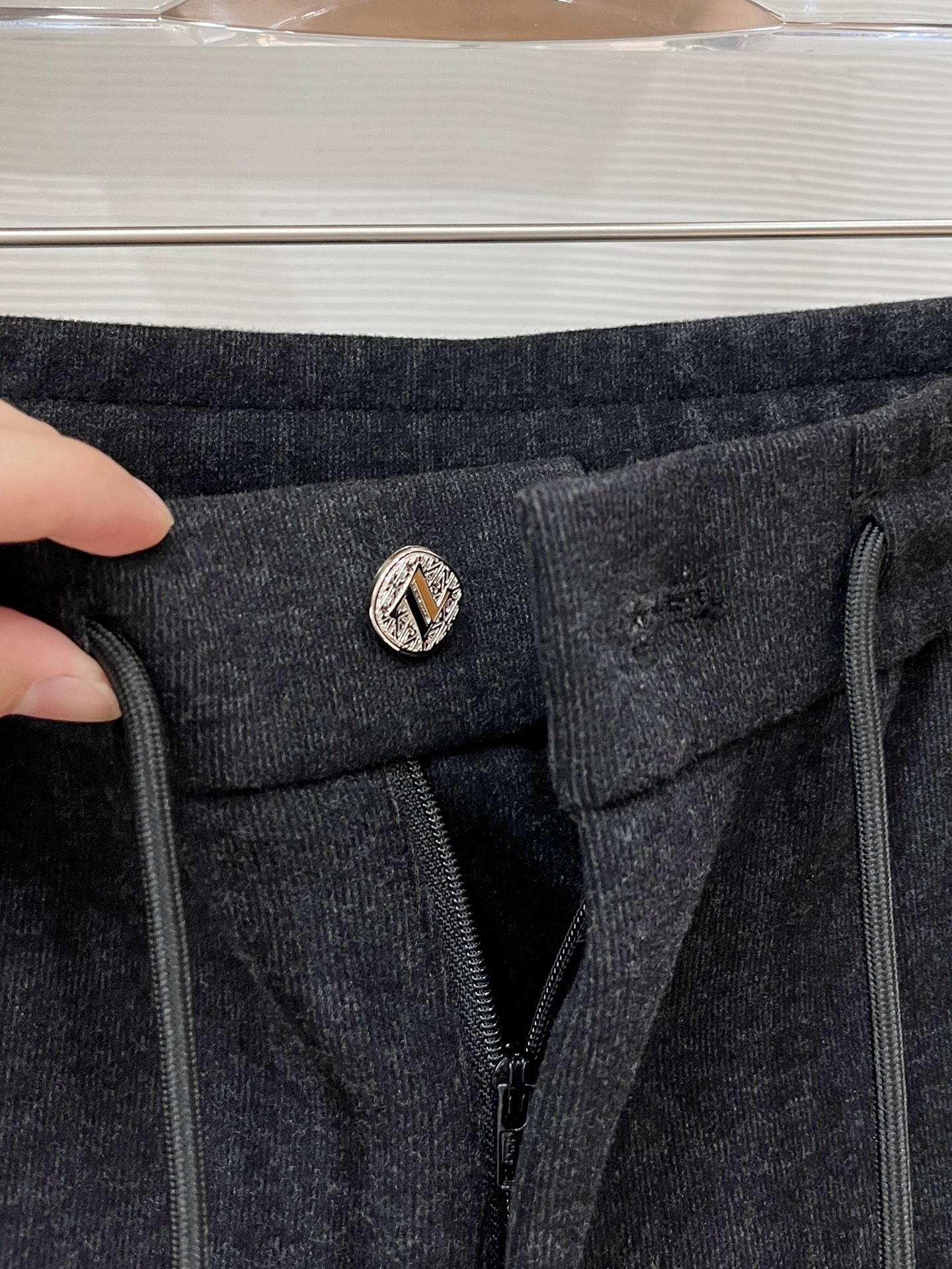 。Zz杰尼*亚🔥秋冬新款男士直筒运动裤，羊绒羊毛混纺面料、三标齐、松紧腰抽绳、两侧拉链口袋设计，合体的裁